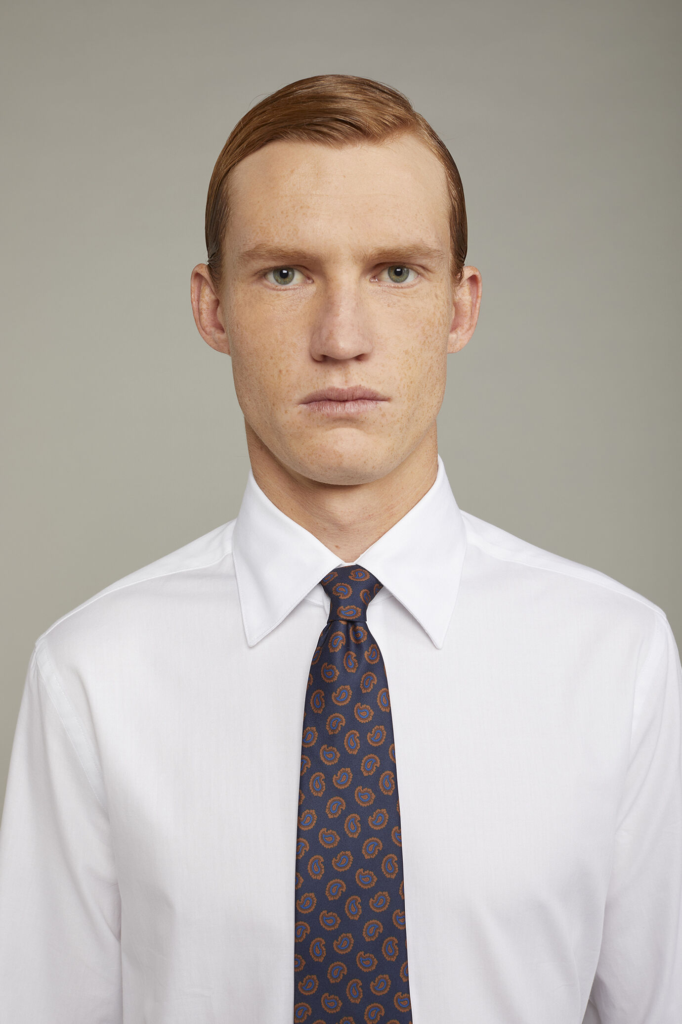 Men's shirt classic collar 100% cotton herringbone fabric plain regular fit image number 3