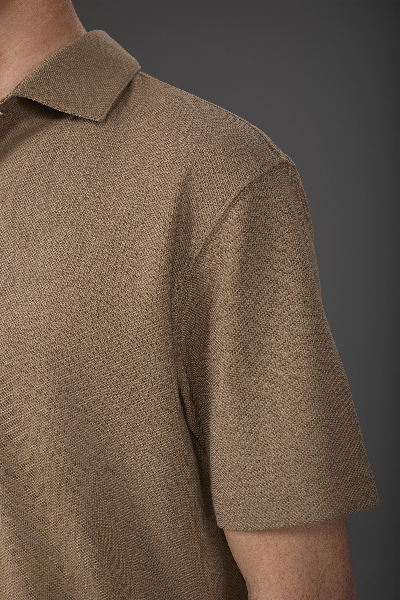 Men's short-sleeved polo shirt in 100% honeycomb cotton image number 3