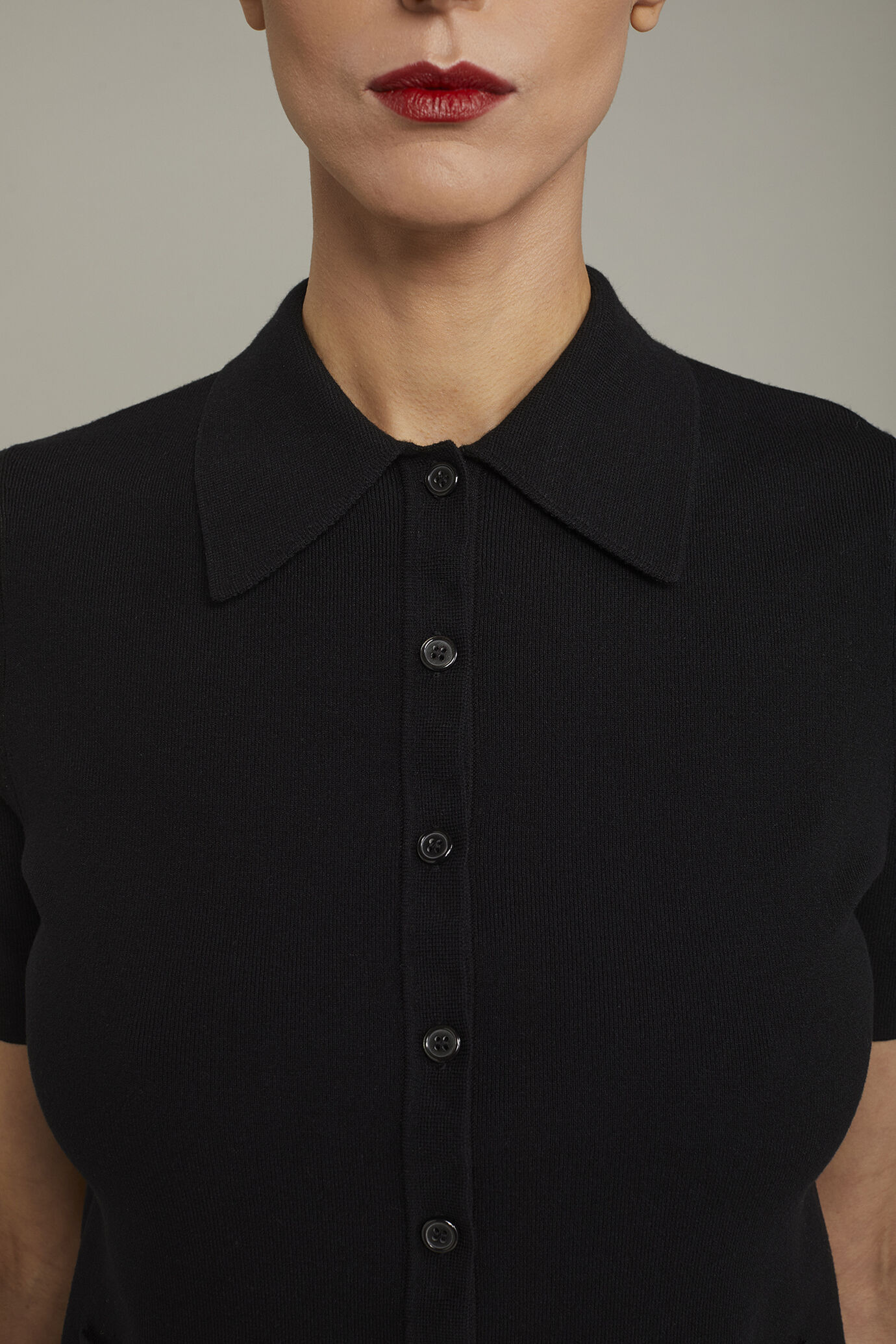 Einfarbige Strickjacke f&uuml;r Damen in schmaler Passform image number 3