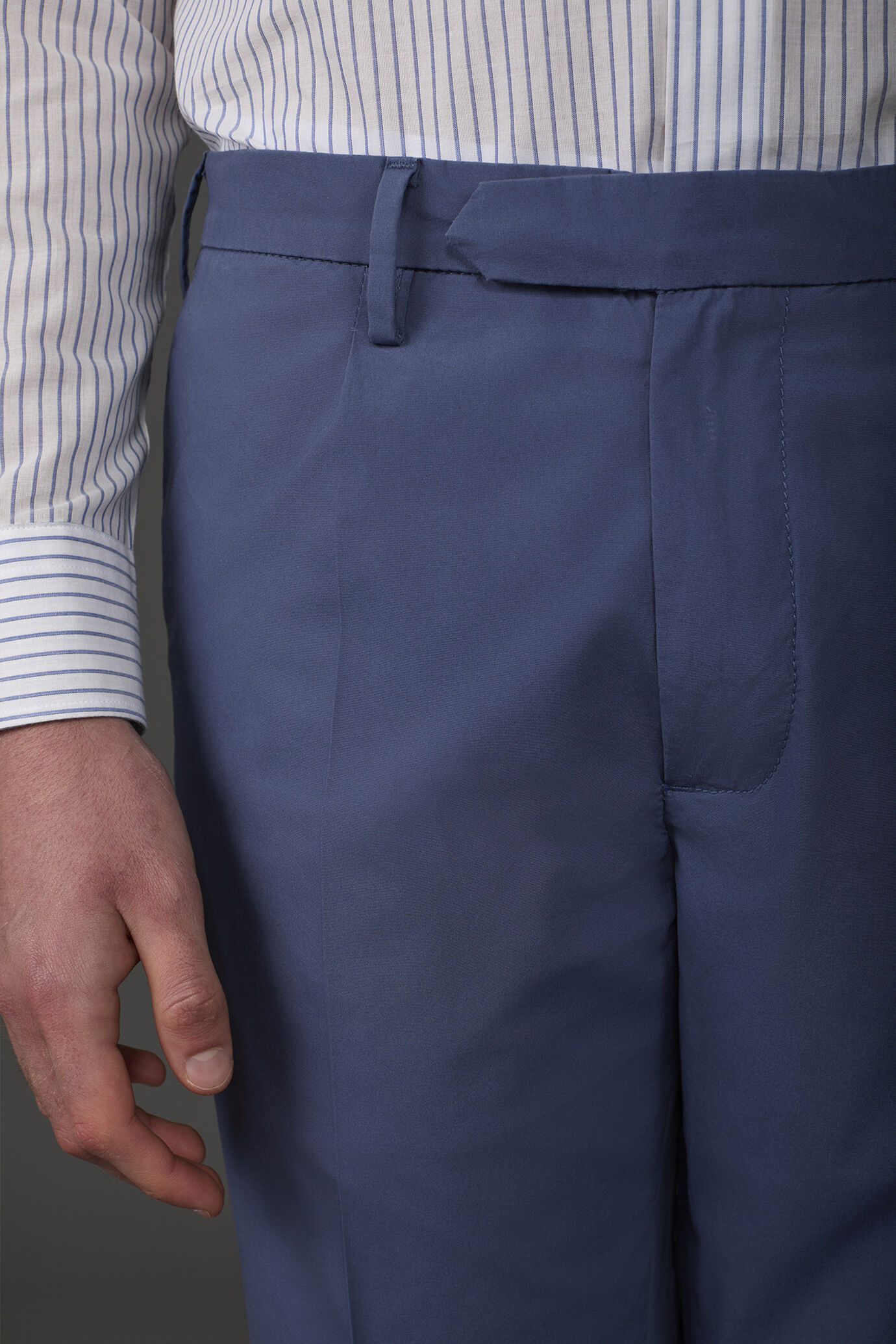 Pantalone uomo in cotone leggero con due piccole pinces e bottone nascosto image number 2