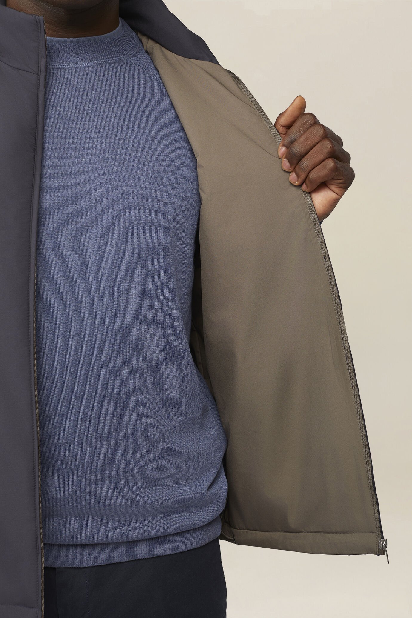 Veste sans manches en tissu technique r&eacute;versible l&eacute;g&egrave;rement rembourr&eacute;e image number 3