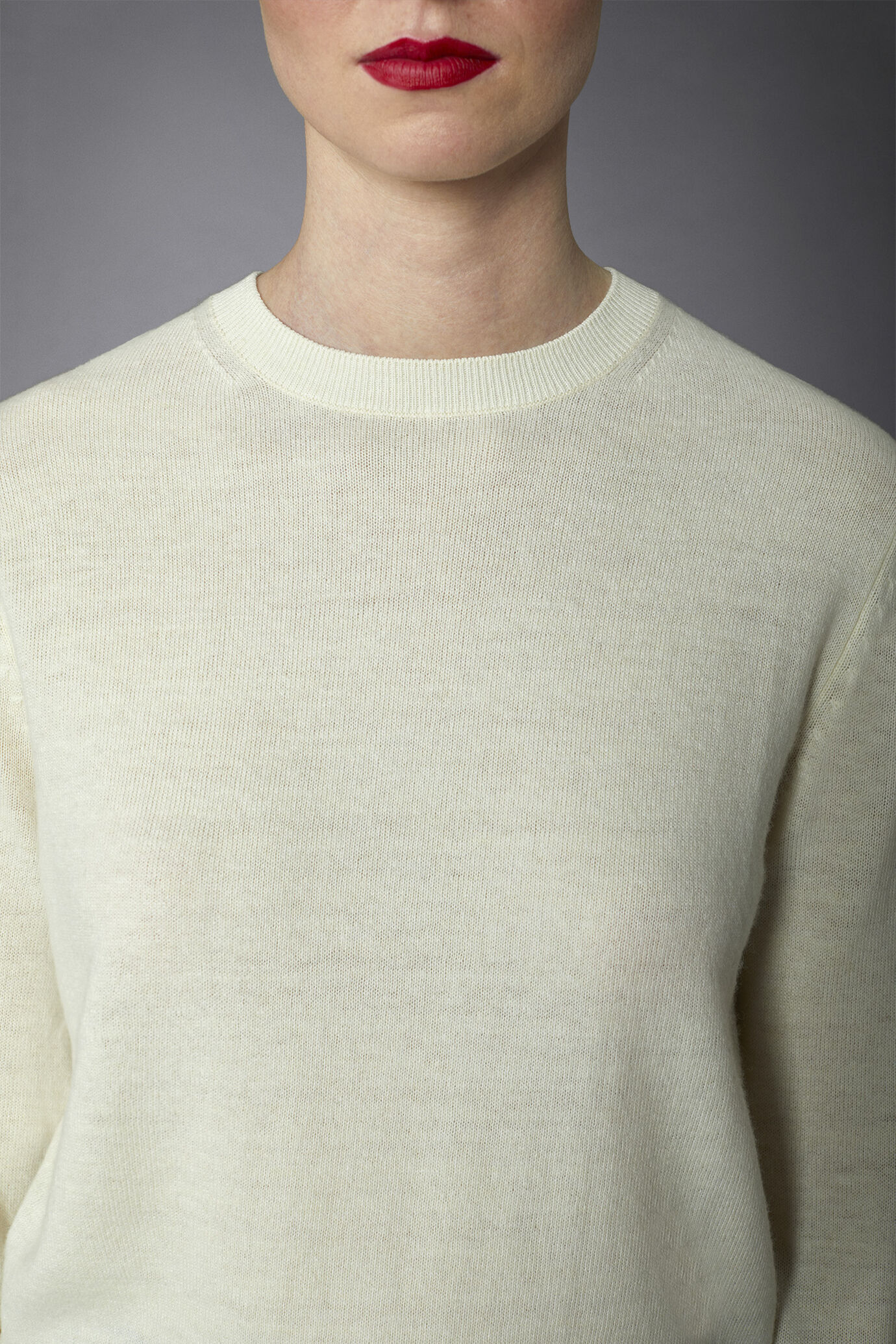 Women's wool-blend roundneck sweater image number 3