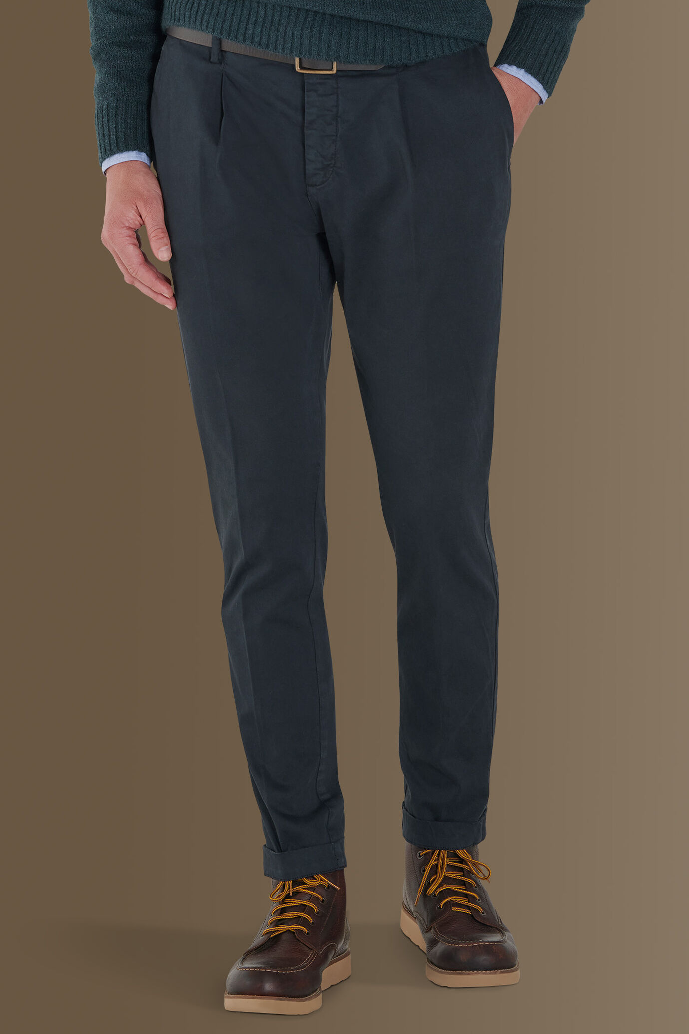 Pantalone chino con pinces singola tessuto in raso elasticizzato image number 1