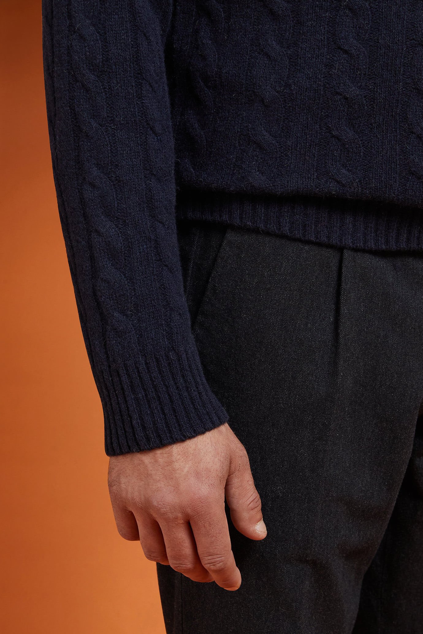 Pull homme à col rond en laine d'agneau, coupe classique image number 2