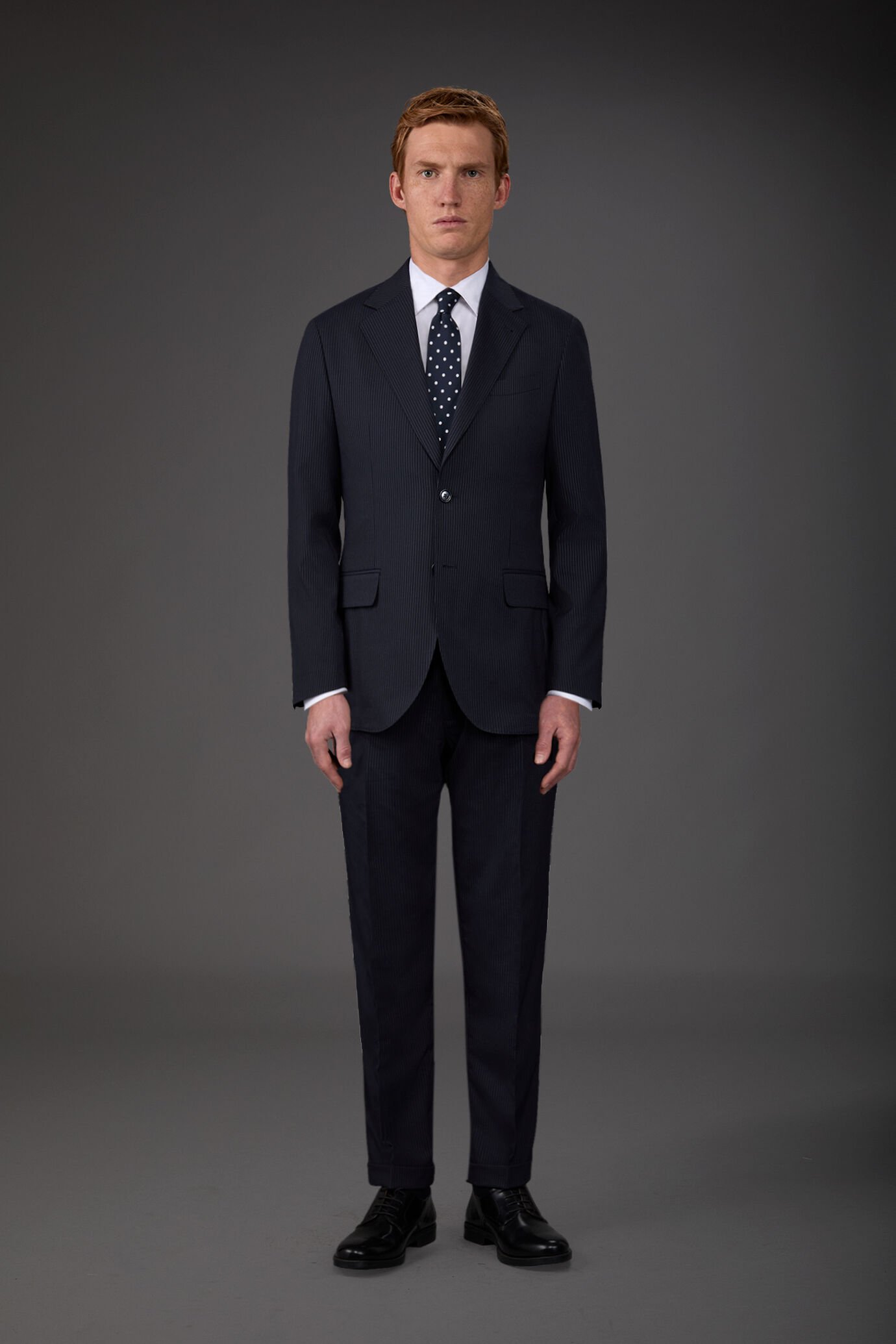 Costume pour homme à simple boutonnage avec pantalon sans plis en tissu à fines rayures