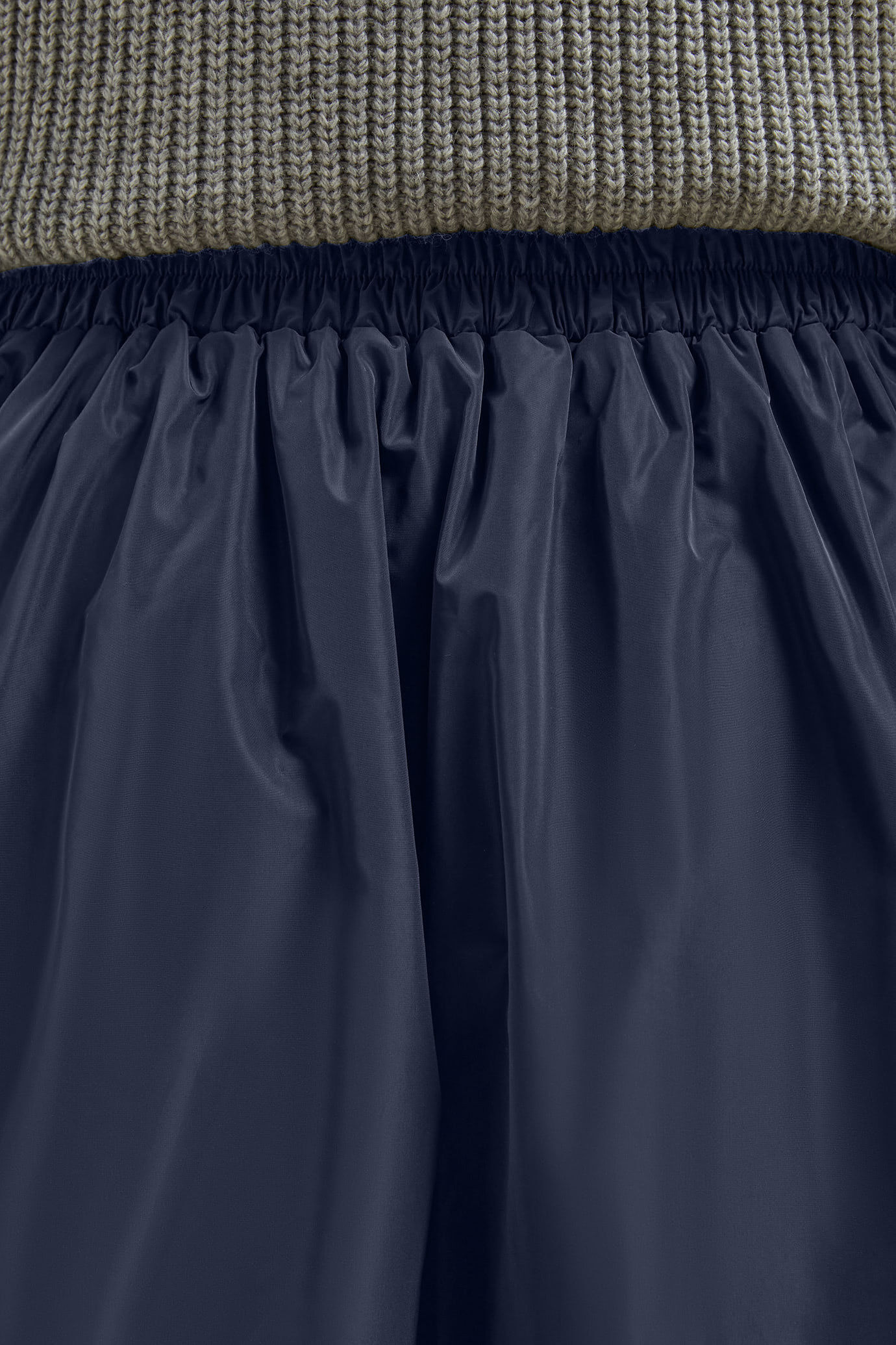 Women's regular fit long balloon skirt in plain taffeta with an elasticated waistband image number 4