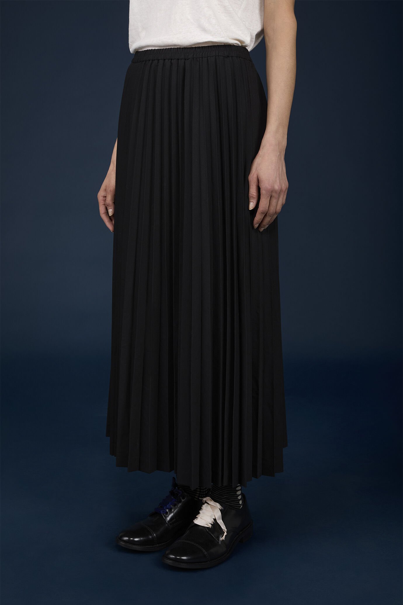 Pleated single-colour lonquette skirt image number 3