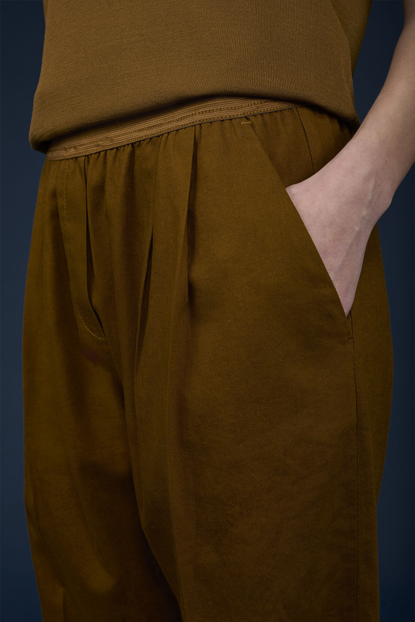 Women's trousers with visible elastic waistband image number 4