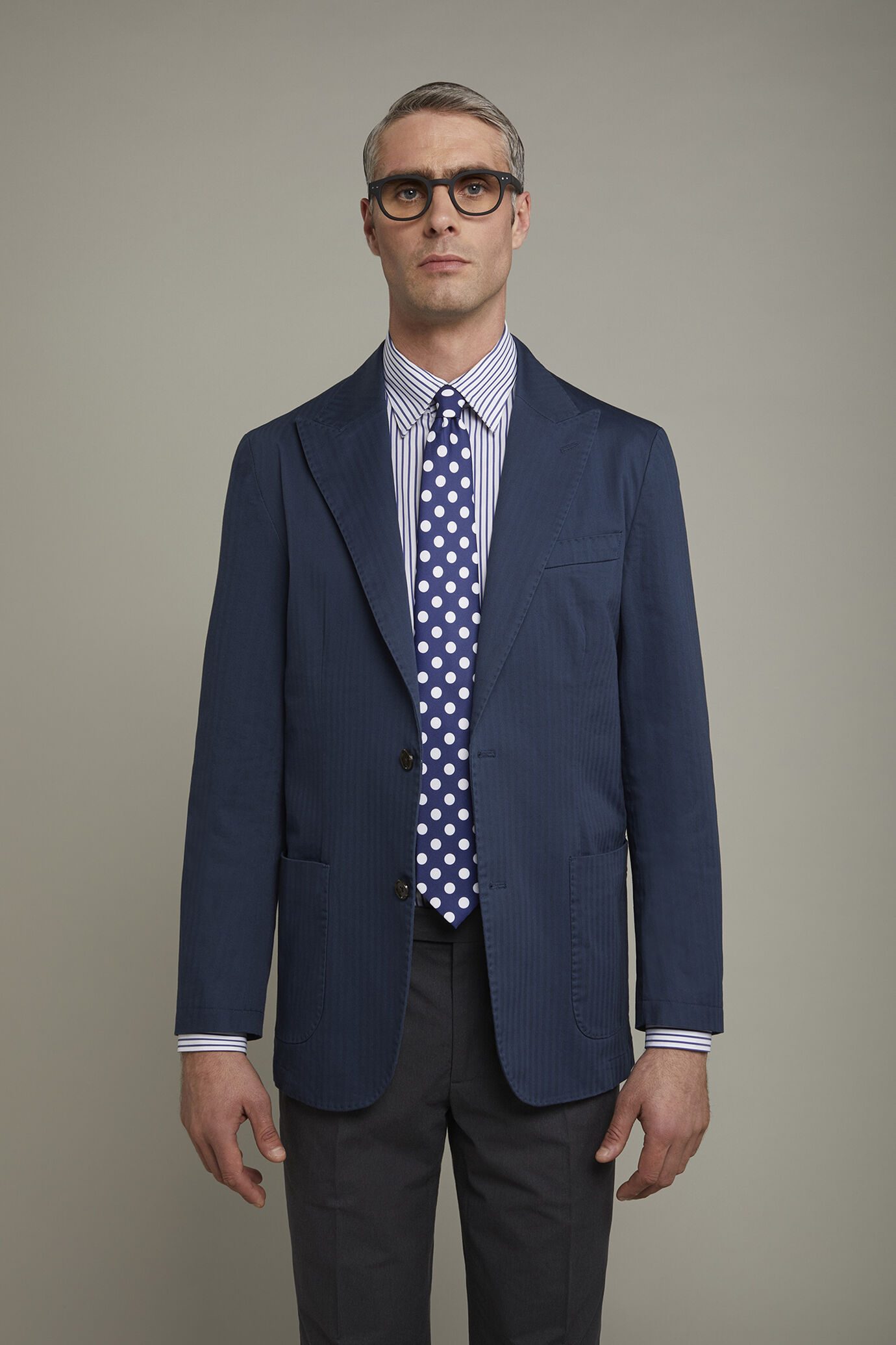 Men's Unlined single-breasted blazer with peak lapels, patch pockets image number 2