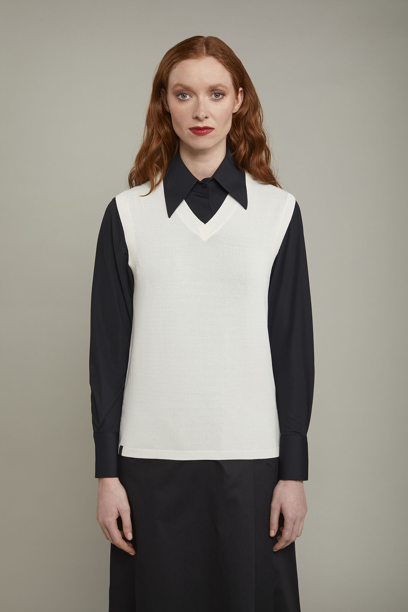 Gilet donna scollo a v tinta unita regular fit image number 2