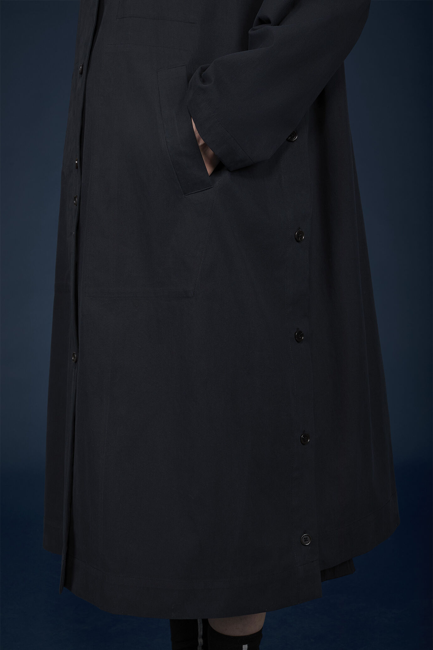 Imperméable évasé pour femme avec fentes latérales fermées par des boutons image number 3