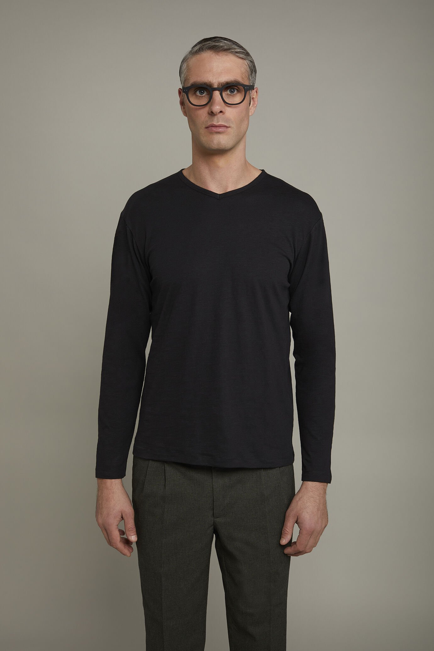 Herren-T-Shirt mit V-Ausschnitt und langen Ärmeln aus 100 % Slub-Baumwolle in normaler Passform