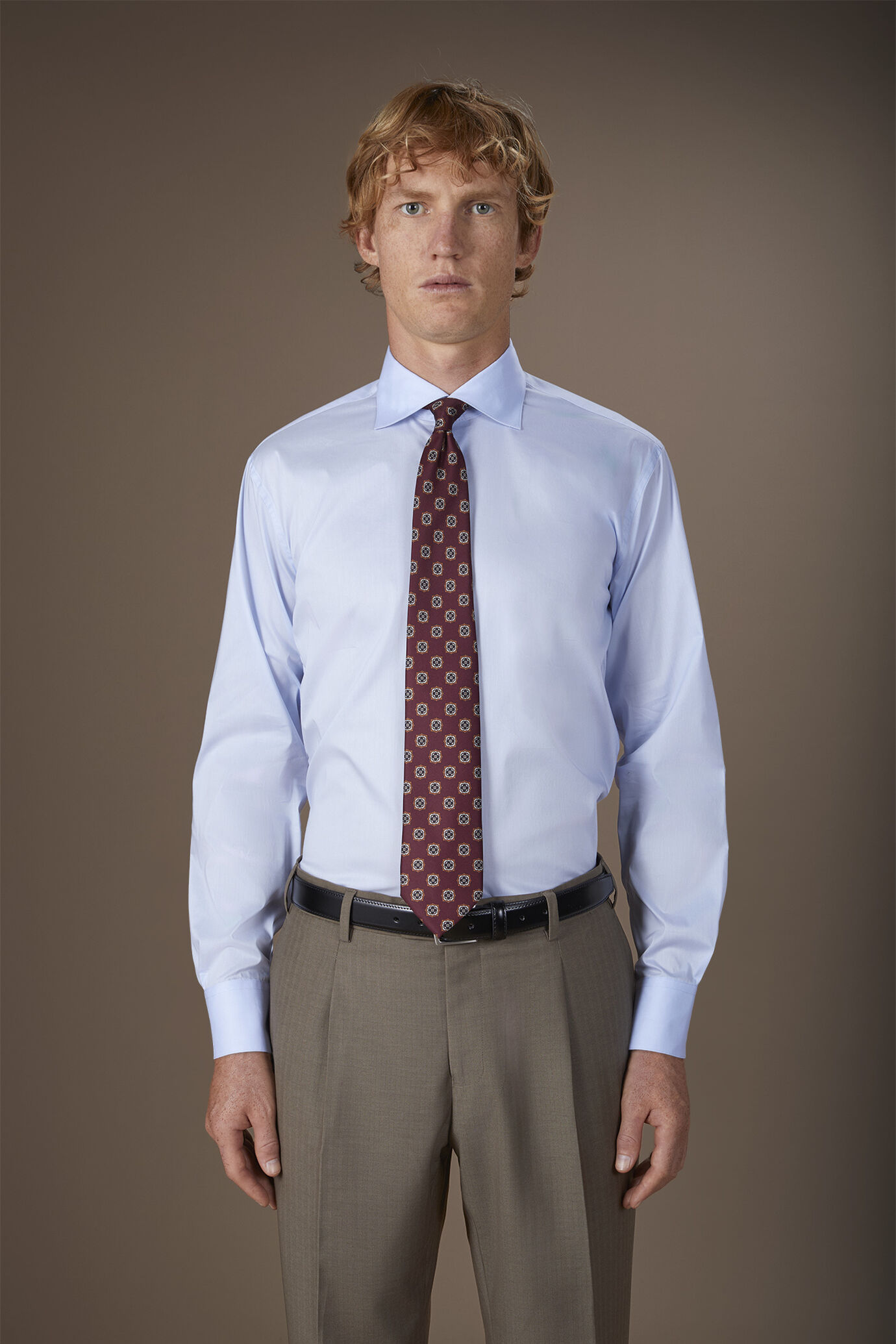Chemise pour homme à col classique en tissu technique légèrement élastiqué compatible avec des boutons de manchette image number 0