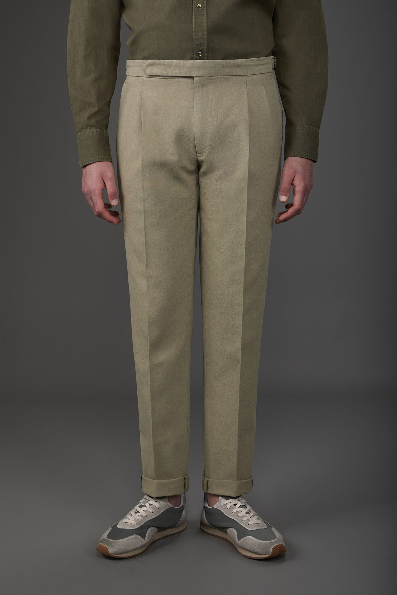 Pantalone uomo con doppia pinces e fibbie laterali misto cotone e lino image number 1
