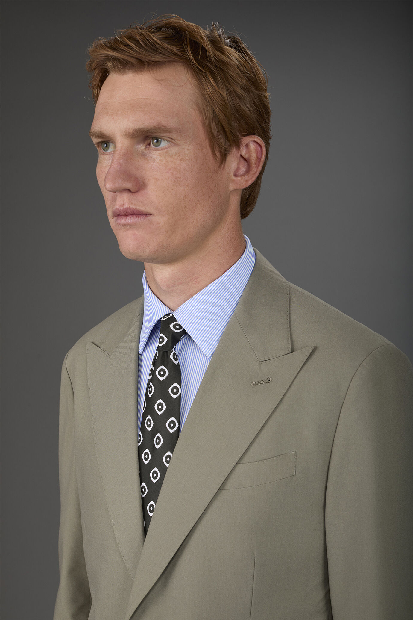 Single-breasted men's suit with single-pleat trousers image number 2