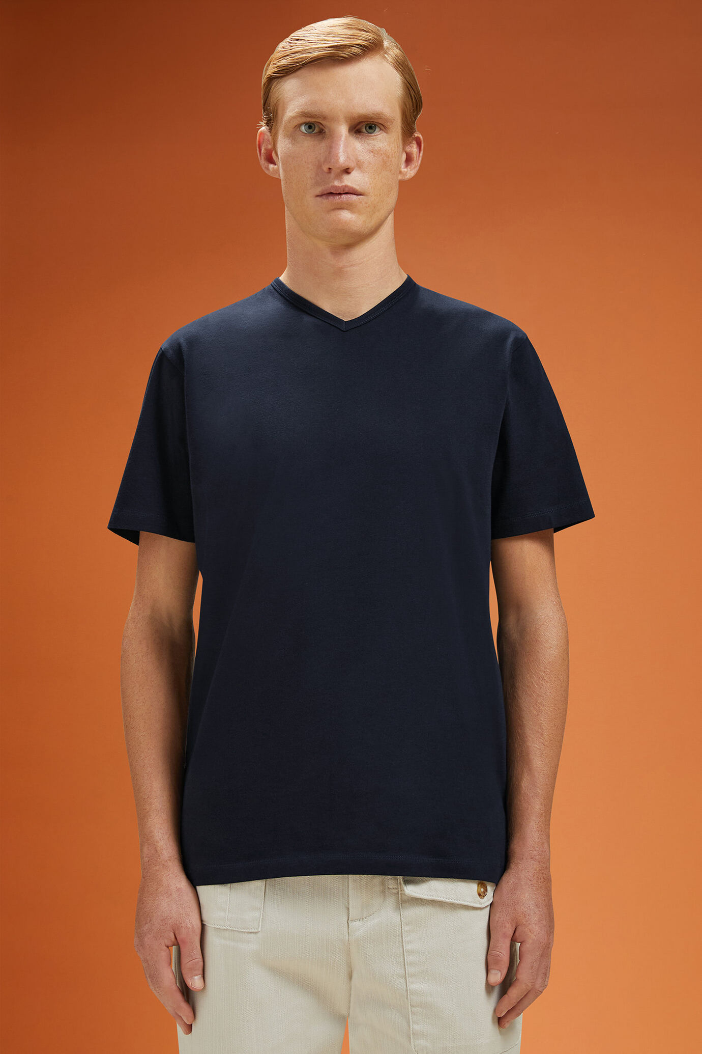 Herren-T-Shirt mit V-Ausschnitt und kurzen Ärmeln aus 100 % Slub-Baumwolle in normaler Passform