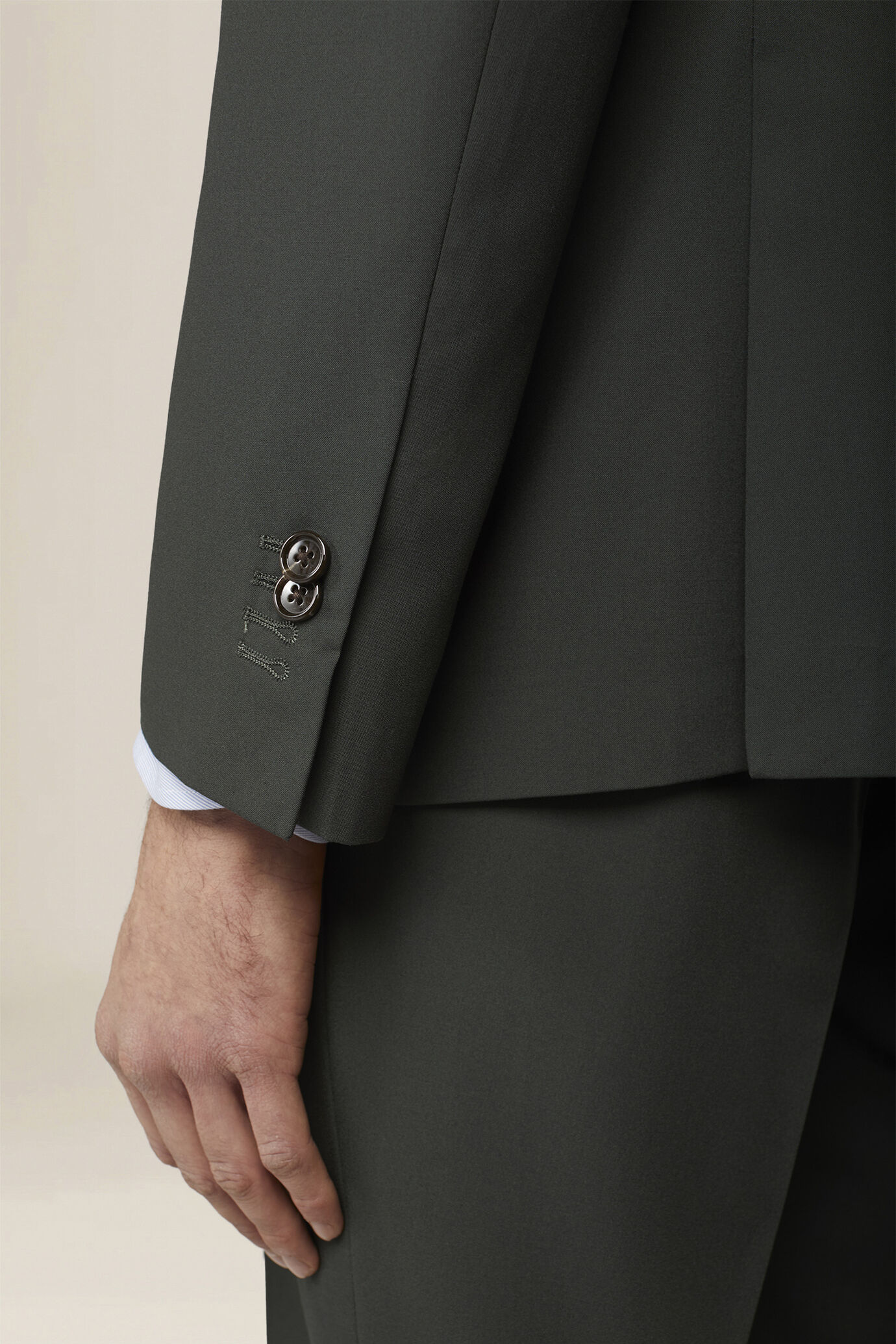 Men's double-breasted suit in plain fabric, regular fit image number 3