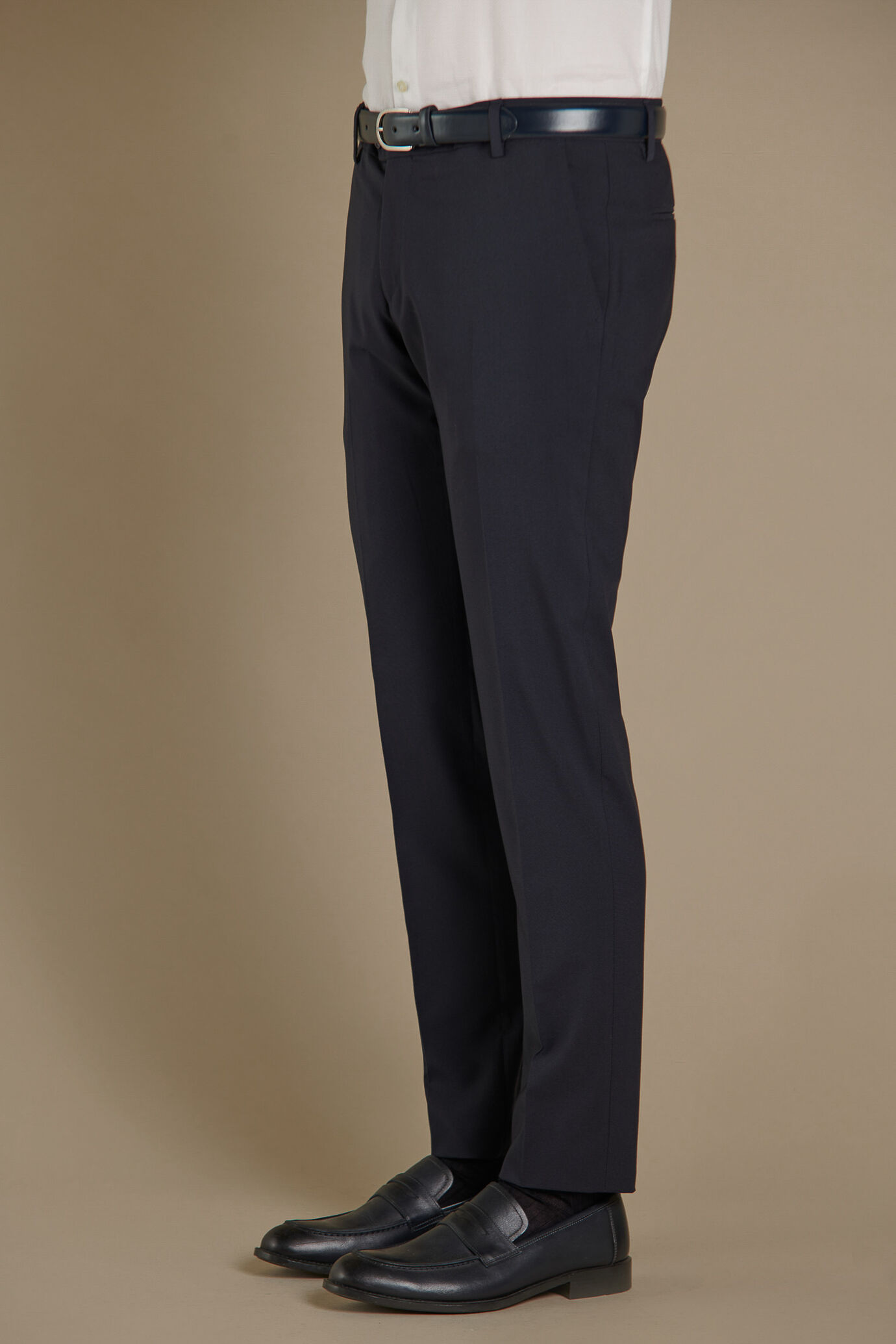 Smoking monopetto con collo a lancia image number 4