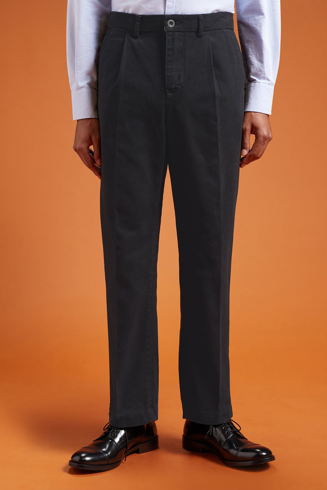 Pantalone uomo con pince tessuto in tela diagonale regular fit image number 1
