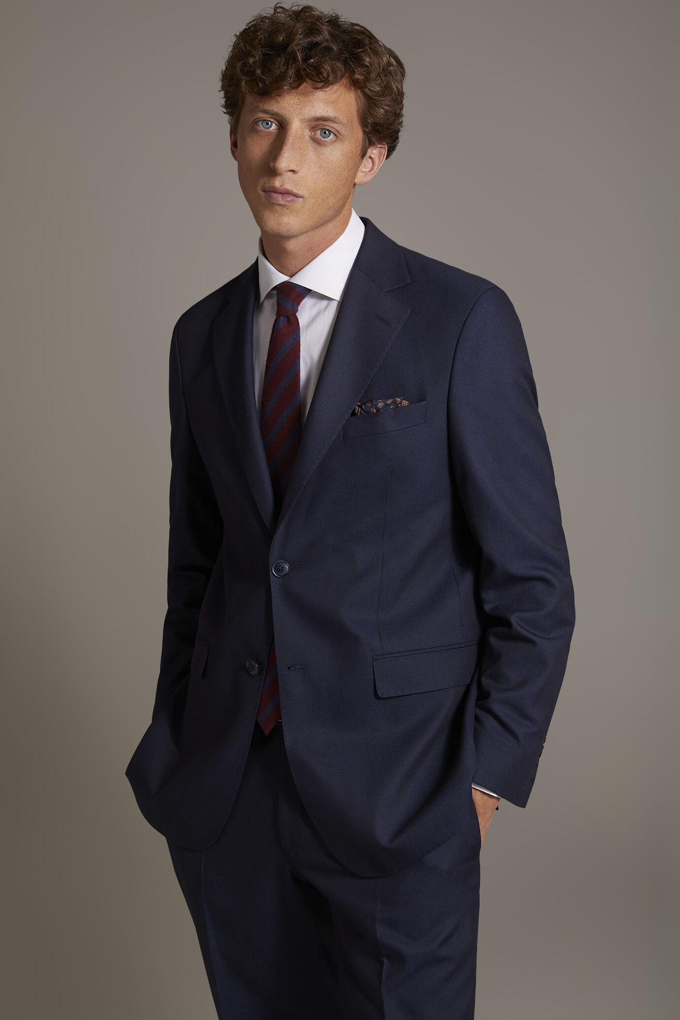 Abito monopetto con pantalone senza pinces tessuto dal disegno spinato image number 2