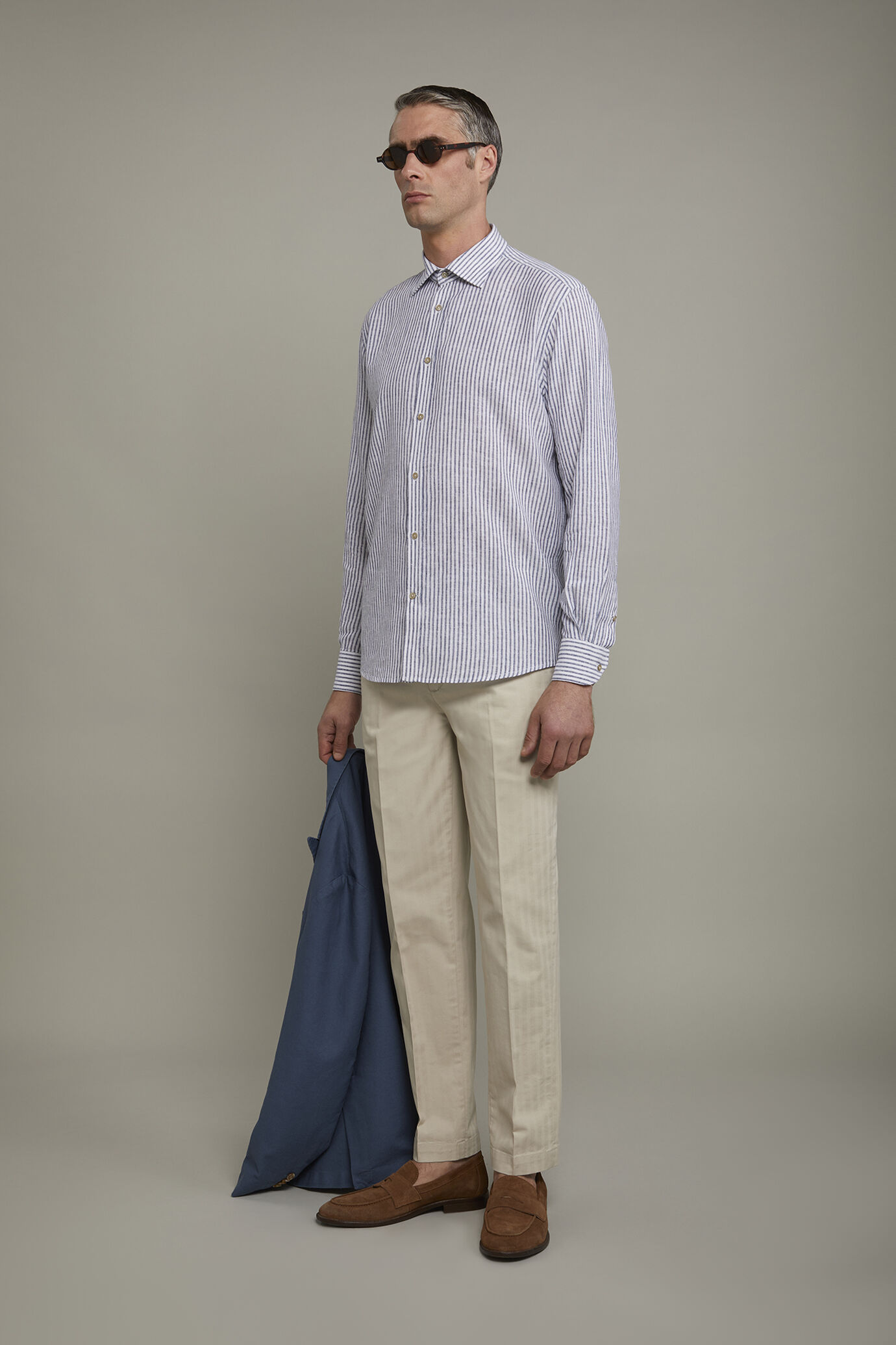 Camicia casual uomo collo classico in lino e cotone rigato comfort fit image number 1