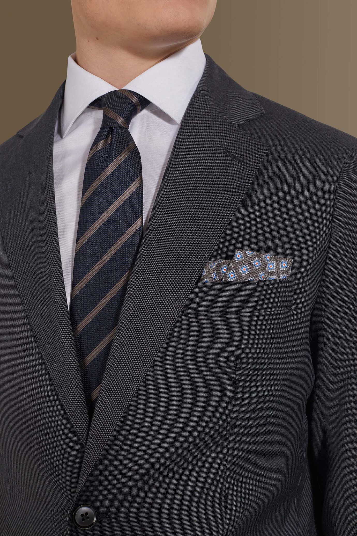 Abito uomo monopetto con pantalone senza pinces tessuto microfantasia image number 3