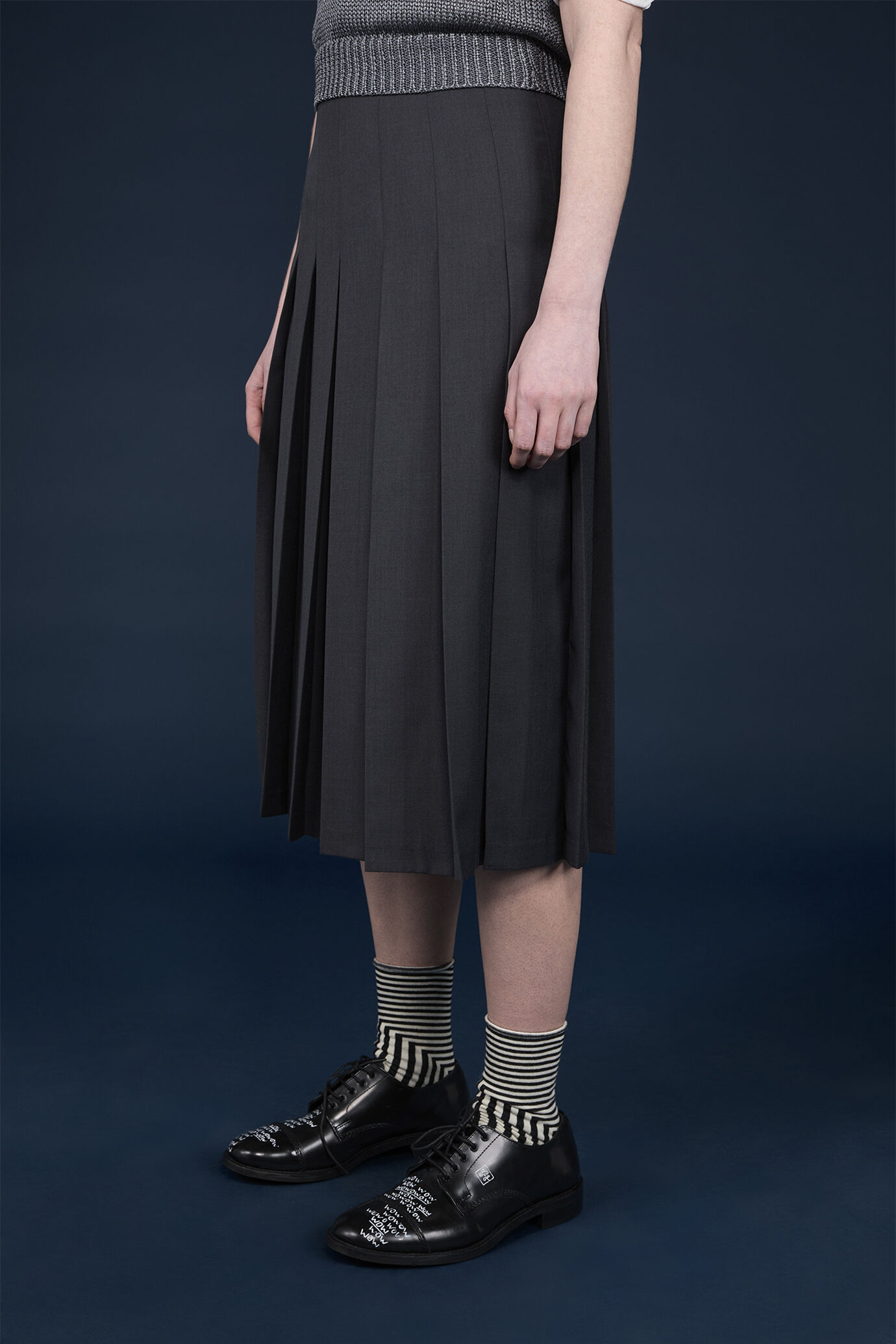 Women's plain pleated midi skirt in a regular fit with a zip image number 2