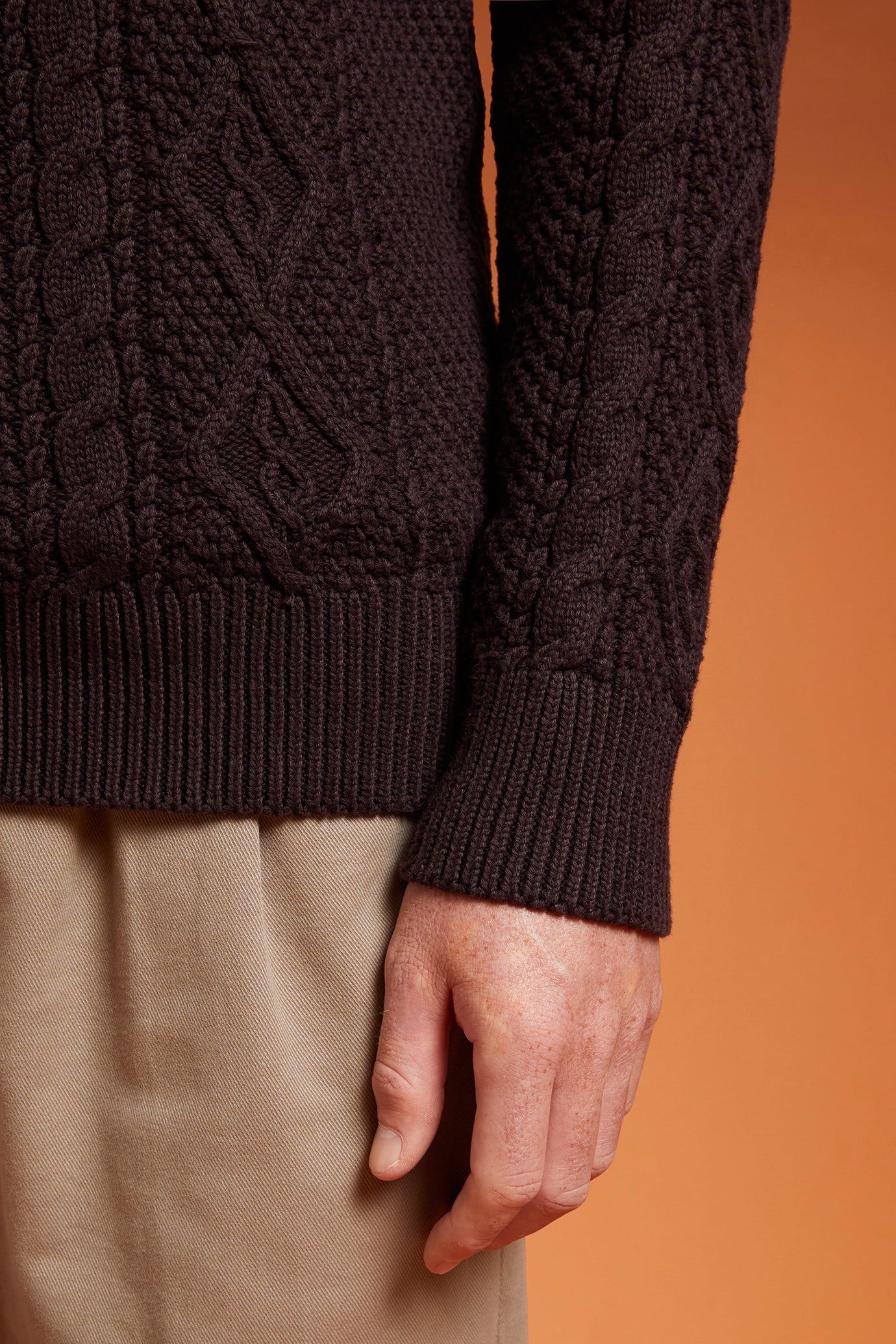 Men's regular fit cable knit jumper in 100% cotton with a crew neck image number 2