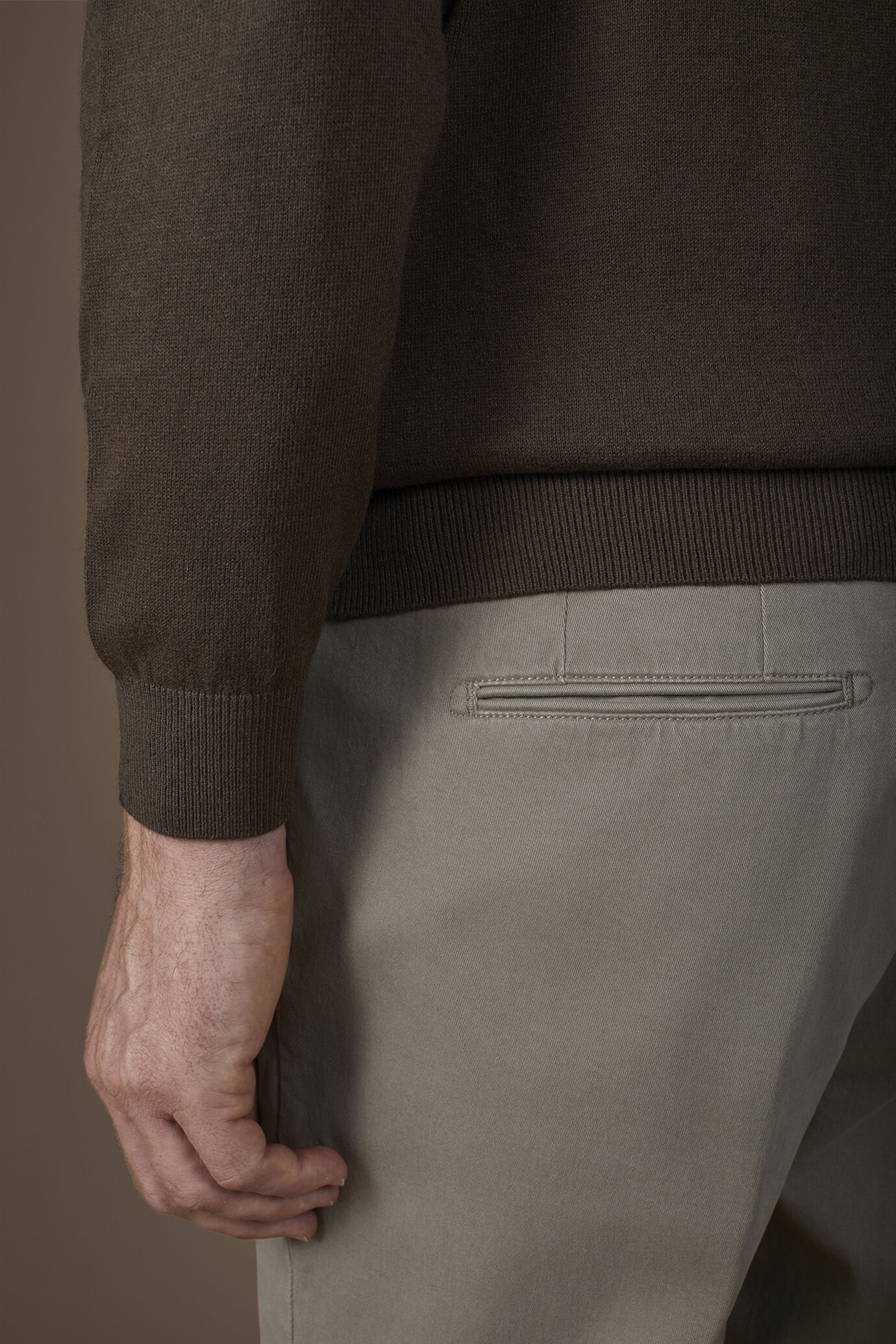 Pull homme à col rond en laine et coton coupe classique image number 3