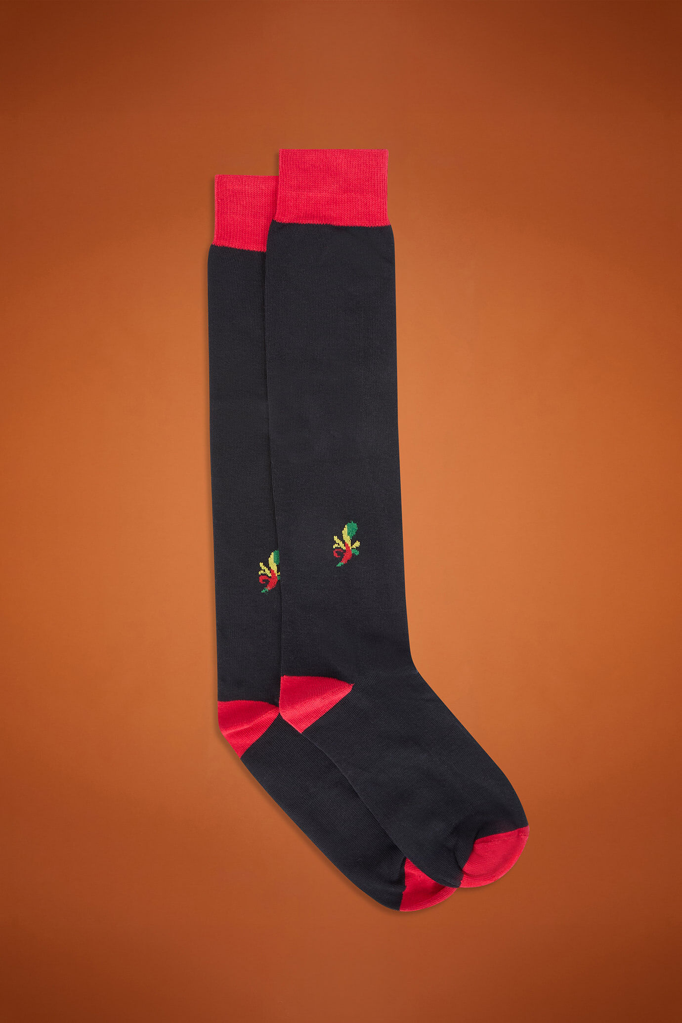 Lange Herrensocken aus Satinstrick mit Weihnachtsmuster, hergestellt in Italien