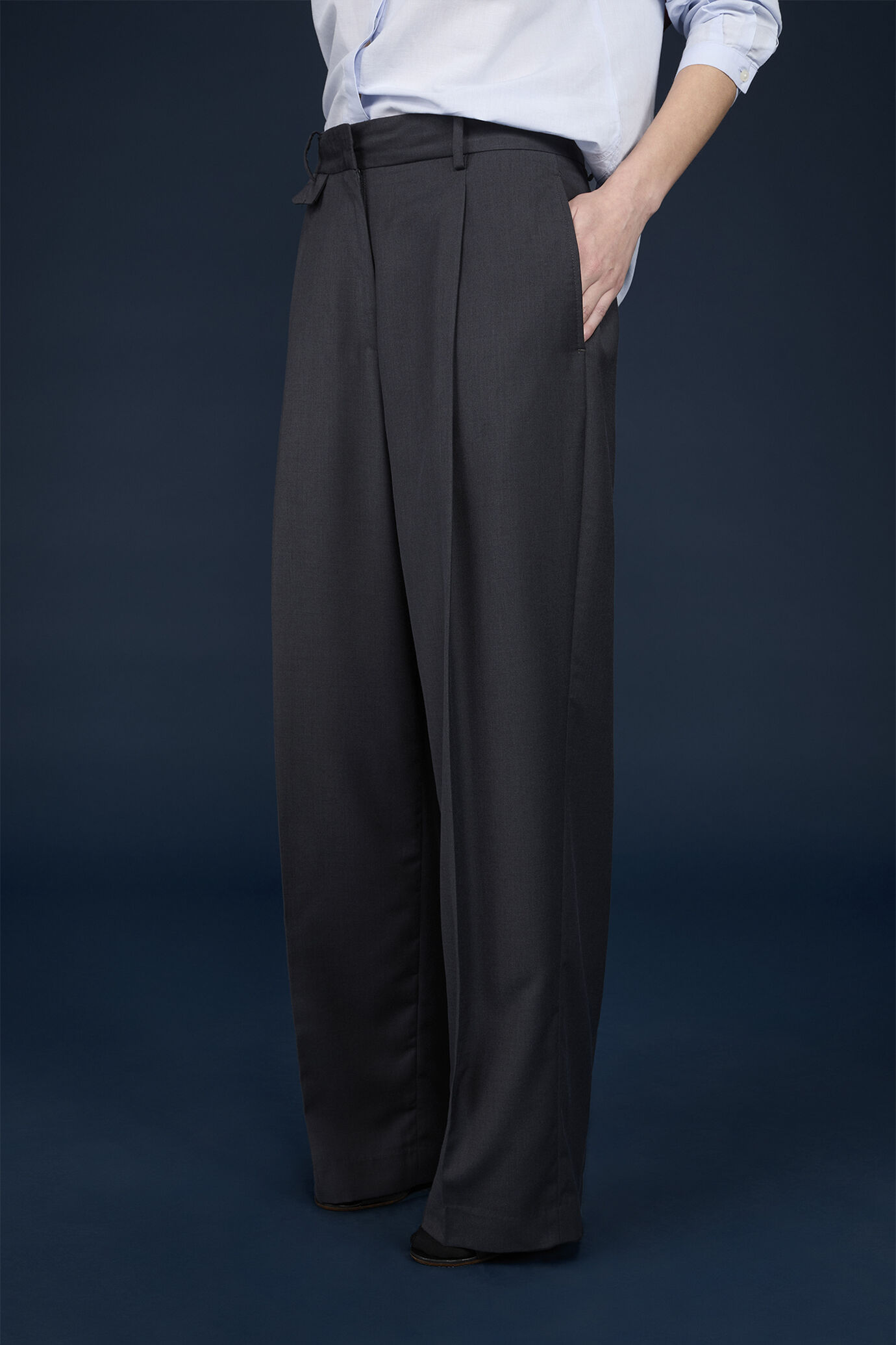 Pantalone classico donna con gamba larga regular fit image number 2