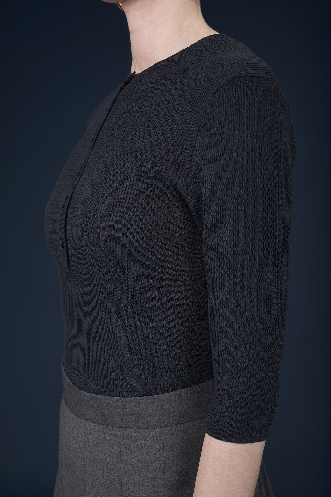 Maglia donna con apertura sul davanti e manica al gomito image number 3