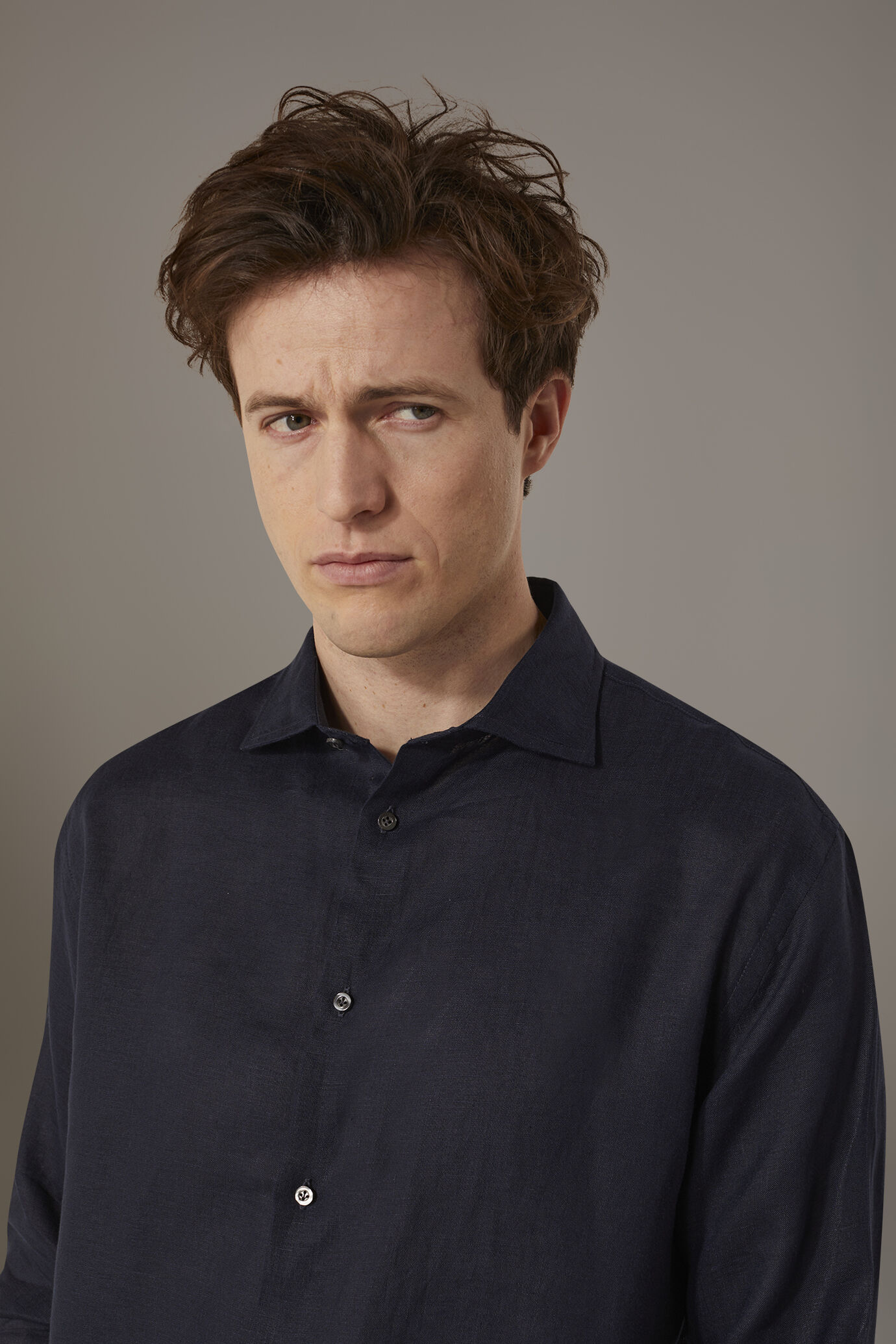 Camicia casual uomo collo francese 100% lino tinta unita image number 1