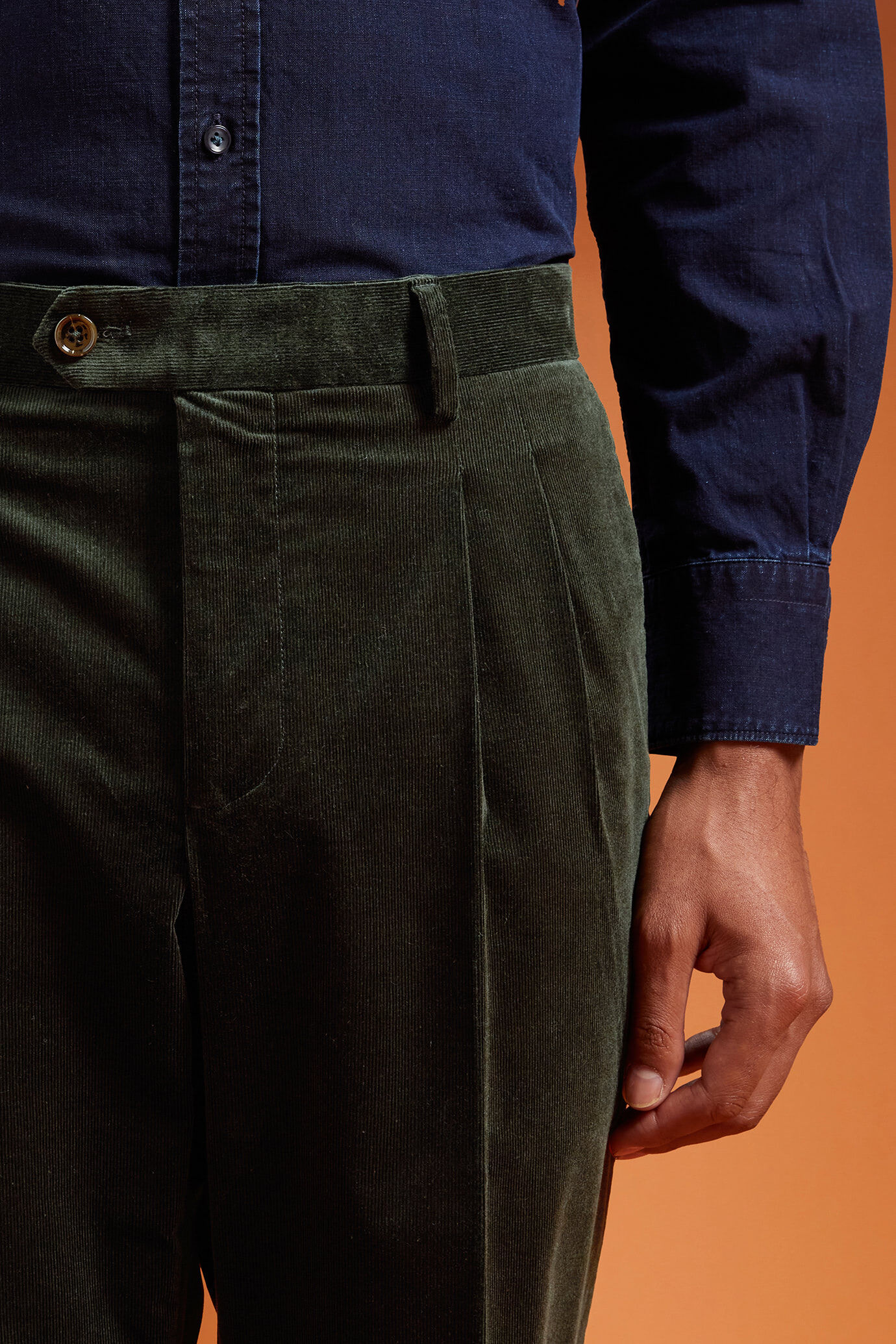 Pantalone classico uomo con doppia pince in velluto a coste regular fit image number 2