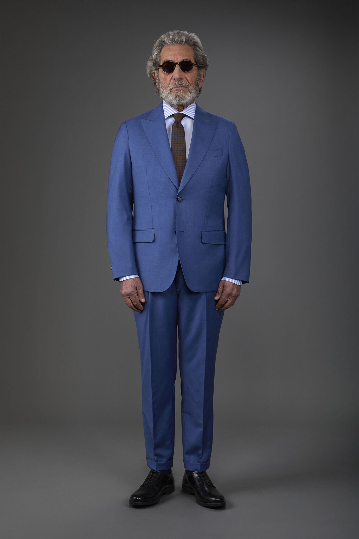 Costume homme droit avec pantalon classique à simple pli, en 100% laine avec construction grisaille