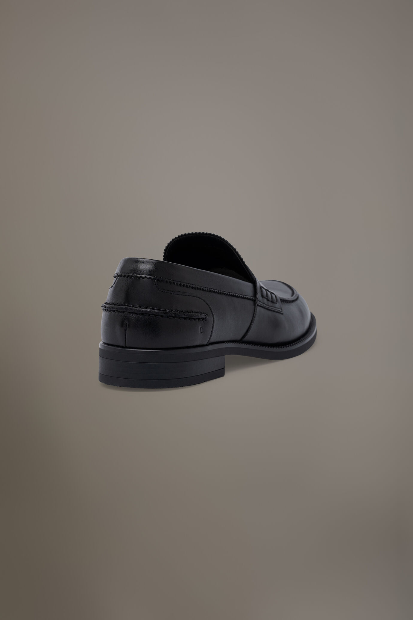 Mocassino 100% pelle con fondo in gomma image number 2