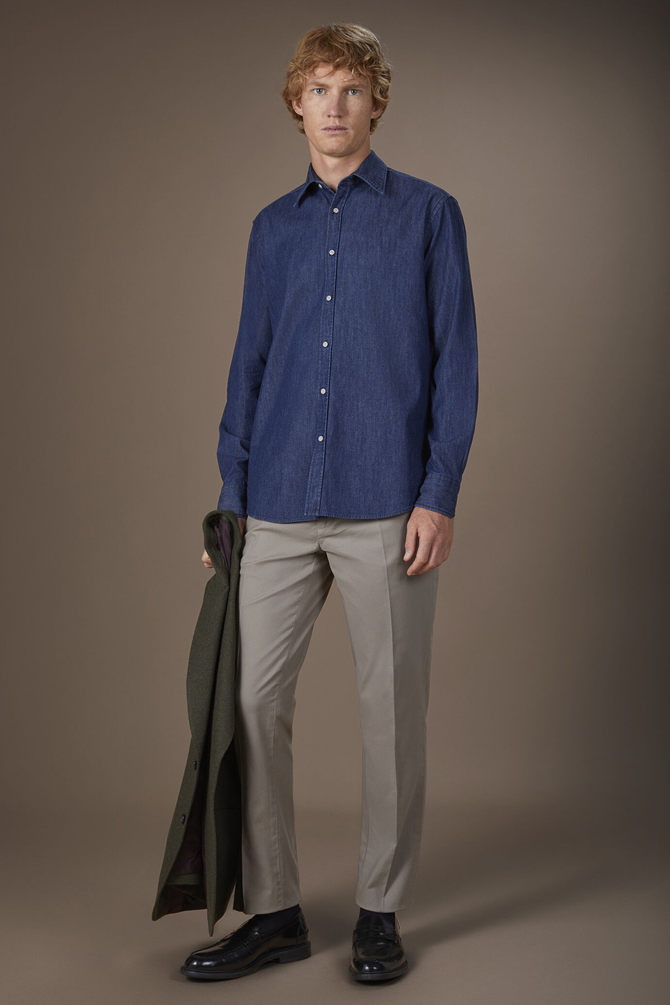 Lässiges Herrenhemd aus 100 % Baumwoll-Denim in Twill-Konstruktion