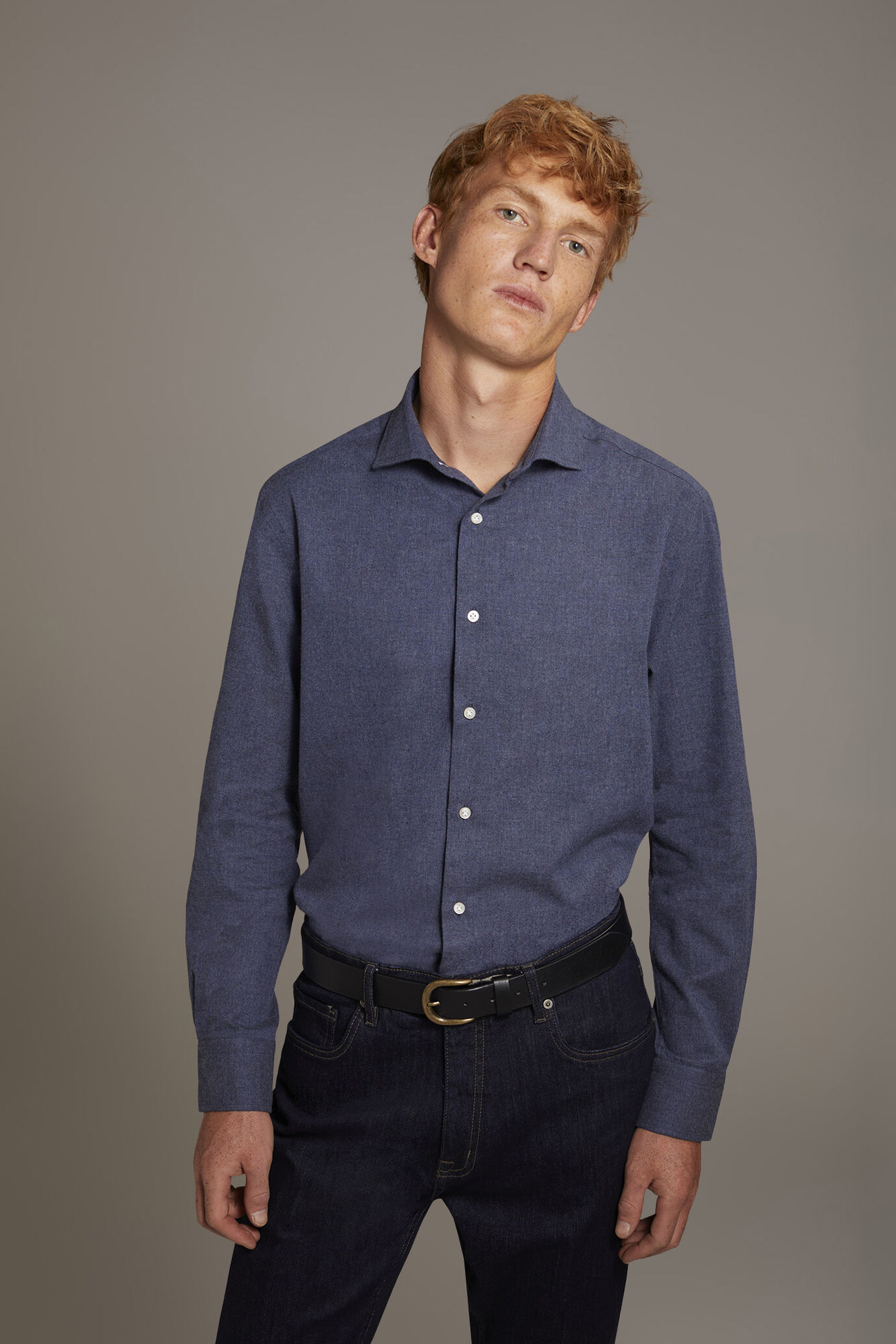 Camicia casual collo francese comfort fit tessuto in flanella tinta unita image number 0