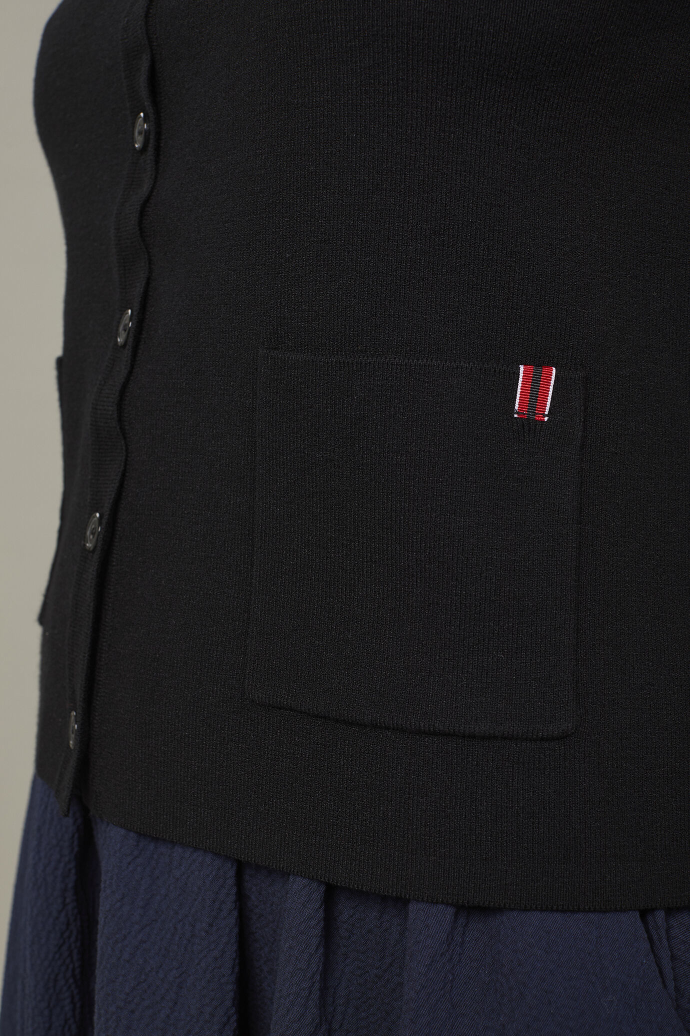 Einfarbige Strickjacke für Damen in schmaler Passform image number 4