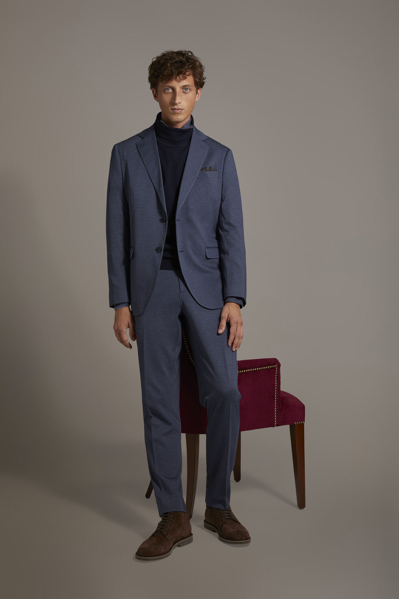 Regular fit single-breasted suit in solid colour jersey fabric