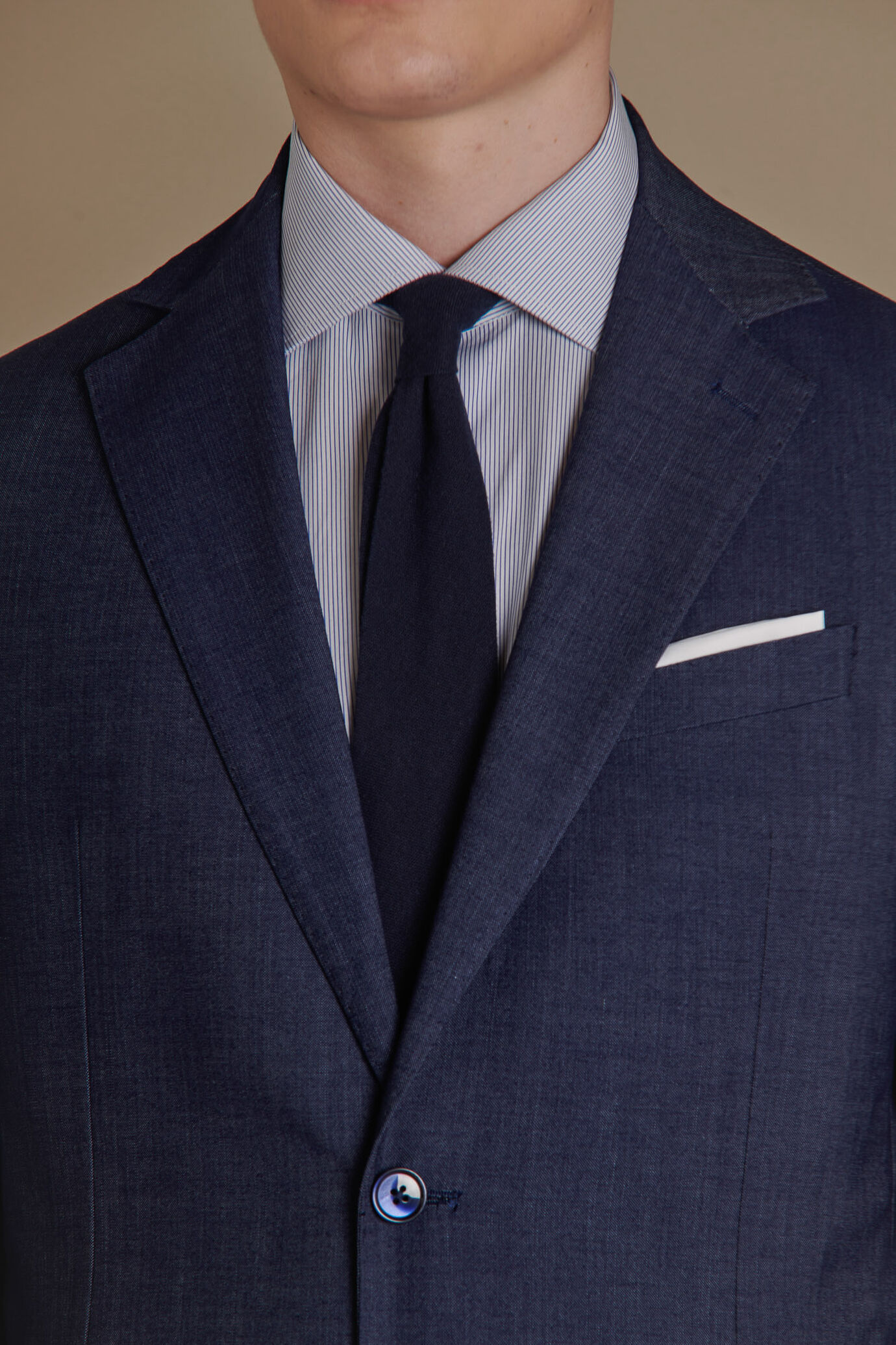 Abito uomo monopetto blue effetto chambray e pantalone con risvolto image number 2