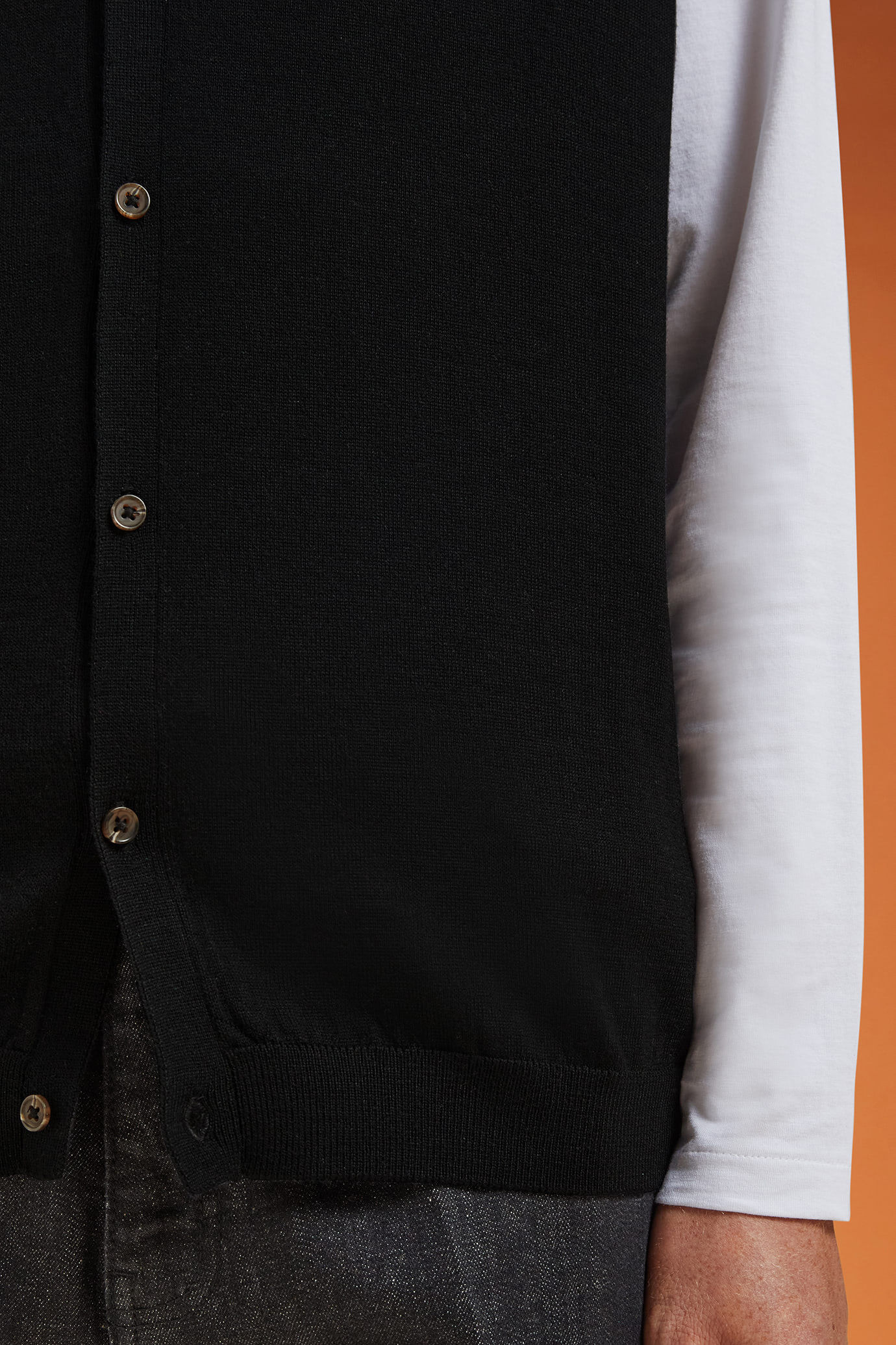 Men's regular fit V-neck tank top in 100% extra fine merino wool image number 4