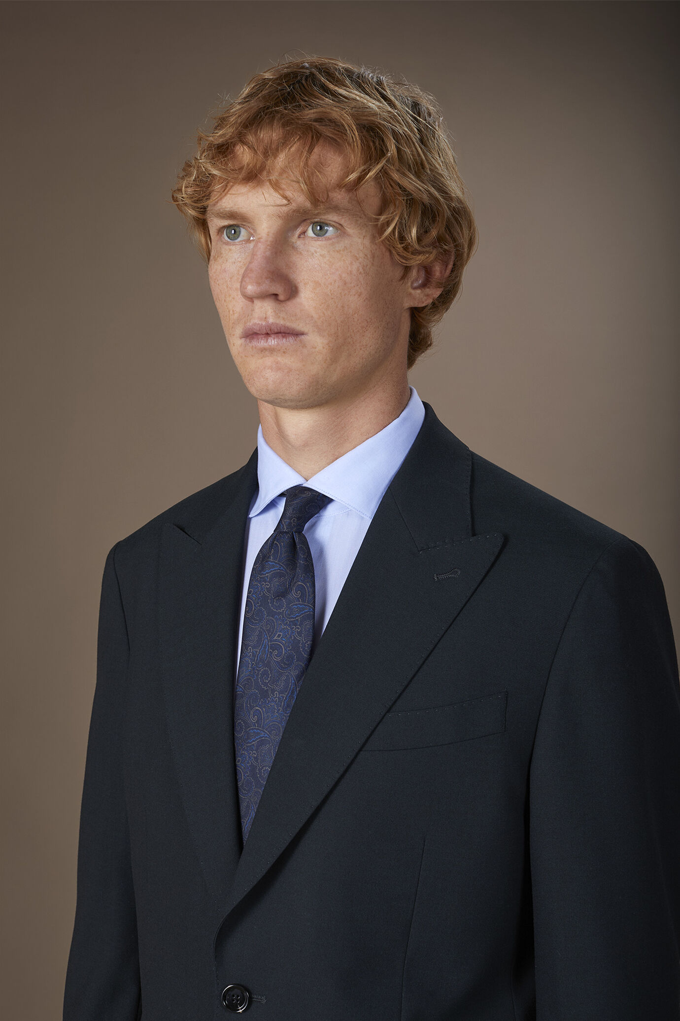 Men's regular fit single-breasted suit in plain fabric image number 2