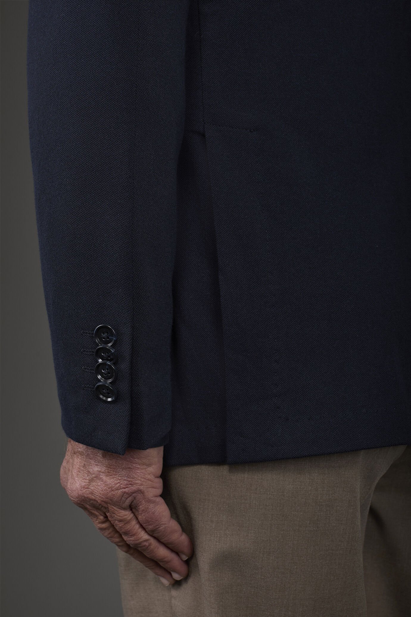 Einreihiges, ungefüttertes Herrensakko aus Jerseystoff mit klassischem Revers und aufgesetzten Taschen image number 3