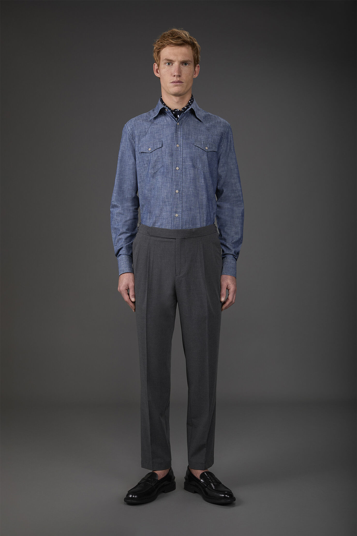 Herren-Freizeithemd mit klassischem Kragen und doppelter Brusttasche aus Chambray-Stoff image number 2