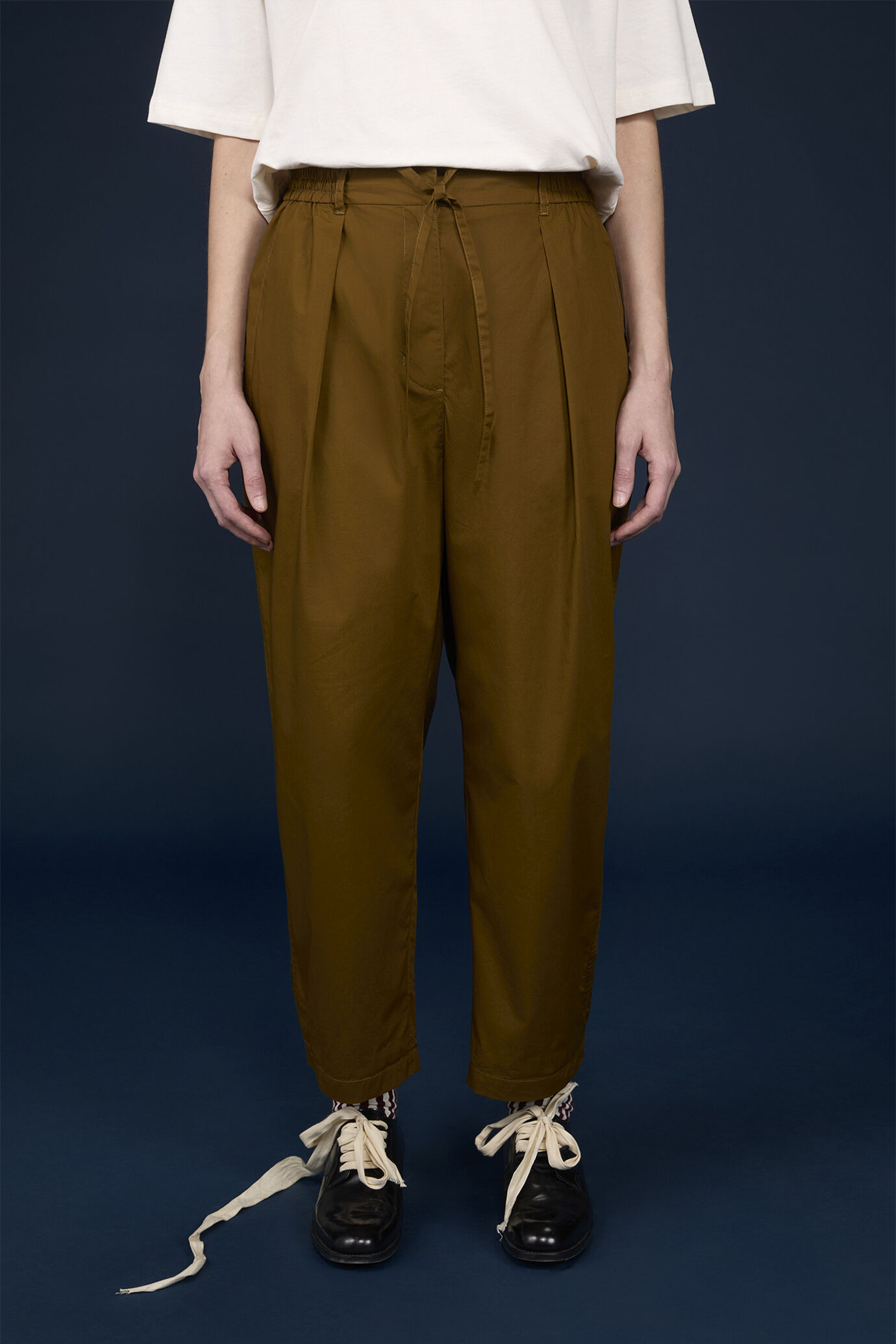 Pantalone donna con pince 100% cotone image number 1