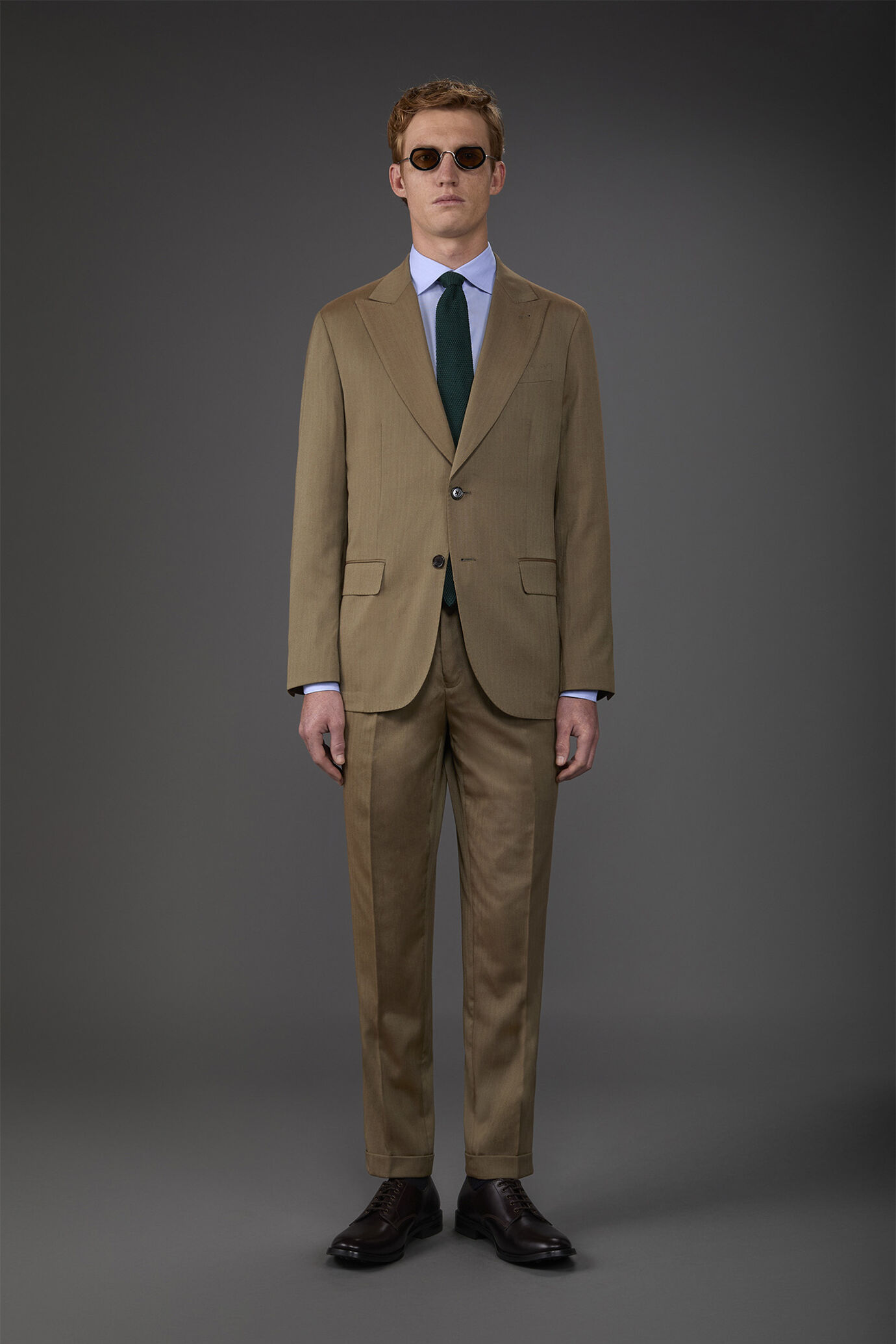 Abito uomo monopetto con pantalone ad una pinces con tessuto dal disegno herringbone dall'effetto cangiante