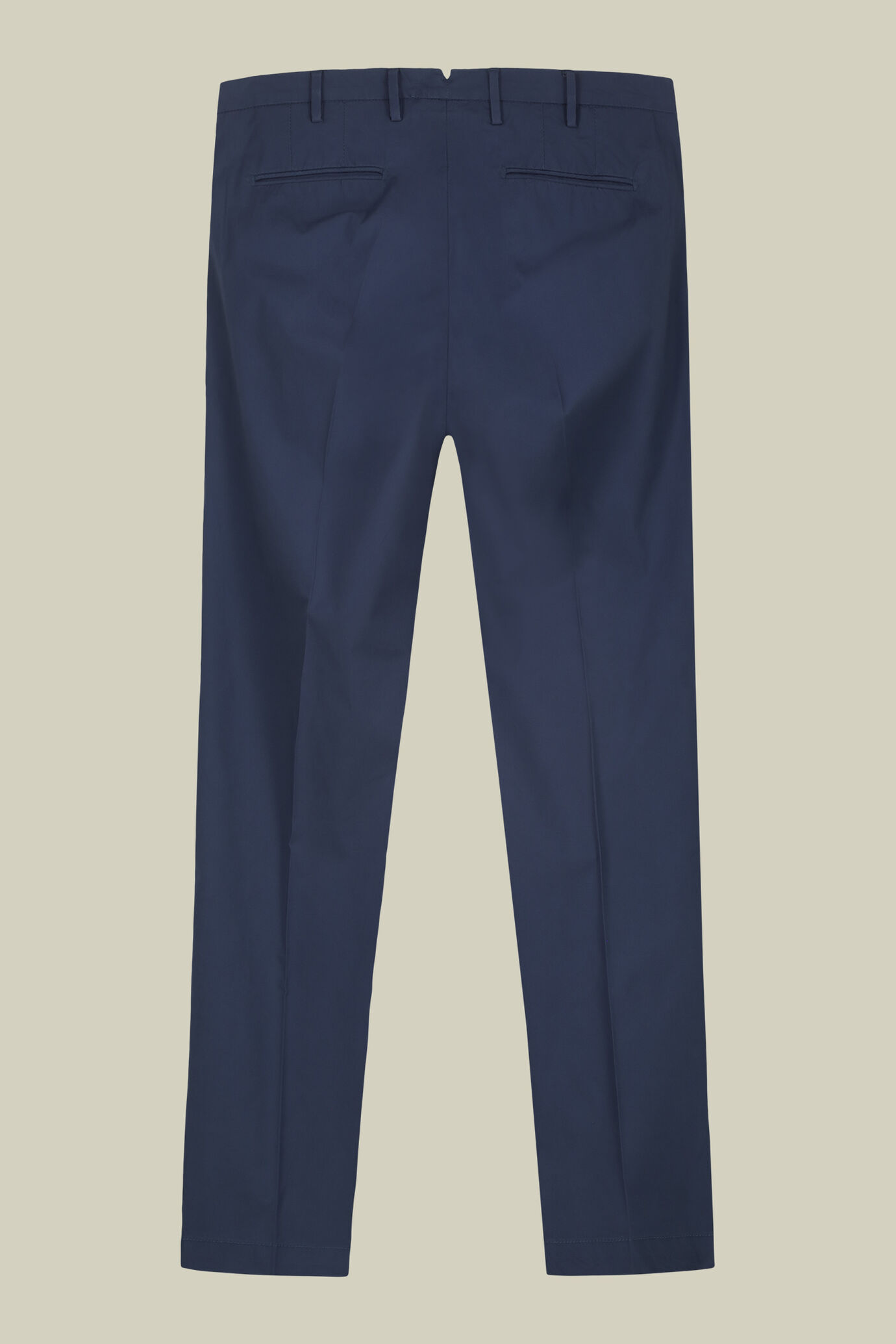 Pantalone uomo in cotone leggero con due piccole pinces e bottone nascosto image number 5