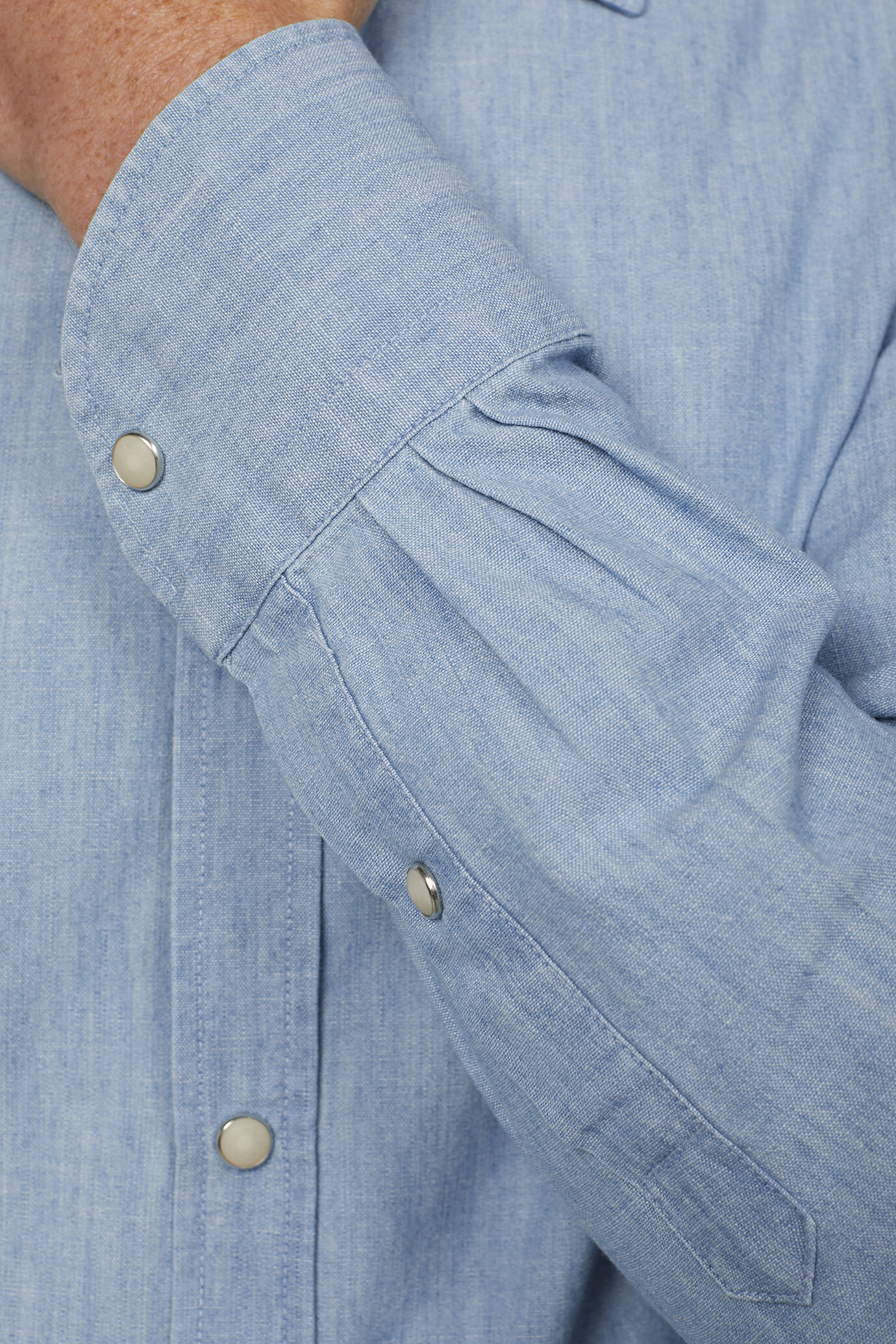 Herren-Freizeithemd mit klassischem Kragen aus 100 % Baumwolle in hellem Chambray-Stoff in bequemer Passform image number 4