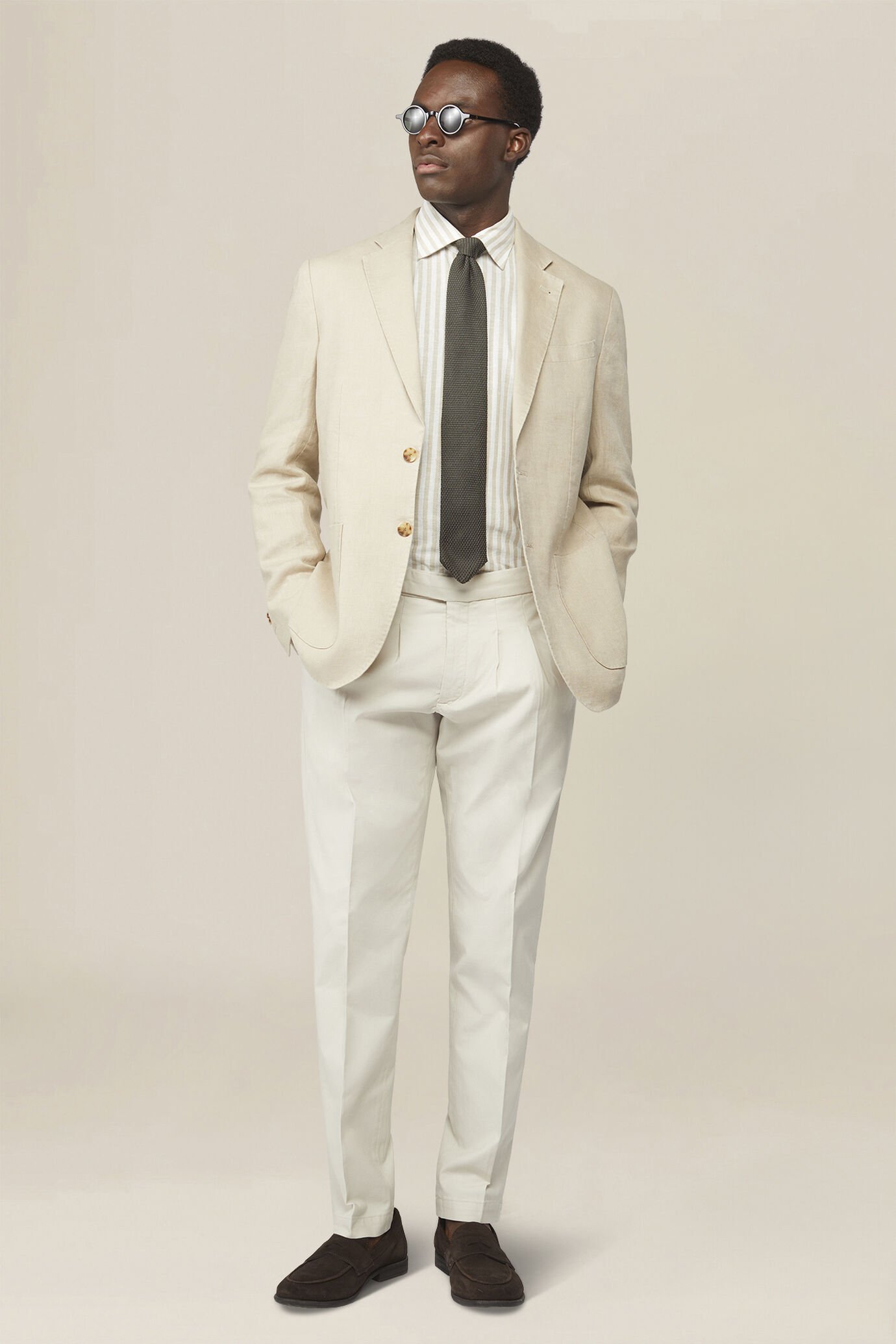 Pantalon pour homme &agrave; double pinces et boucles lat&eacute;rales